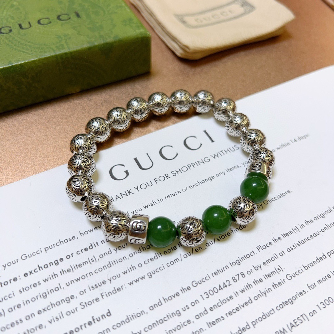 NO:678269,Batch Gucci bracelet luxury bracelet, same style for men and women. The latest full-piece green agate beaded bracelet is of a higher grade. The same style as the Anger Forest series double G retro Gucci bracelet for celebrities. Size: 16-24 cm. The details are distressed. The shiny version is not available in the market. It is not commonly made in the market. This model has been released. The best-selling model in Gucci. Very good to match clothes, high-quality jewelry, gucci, bracelet.19860909批 古驰手链奢华手串 男女同款 最新款全件绿玛瑙串珠手链档次更高明星同款Anger Forest系列双g复古古驰手链 尺寸:16-24厘米 细节对版做旧处理 非市面亮面版型 非市面普通做这款一直在出 古驰里面热卖款 非常好搭配衣服,饰品精品,gucci,bracelet,Jewelry