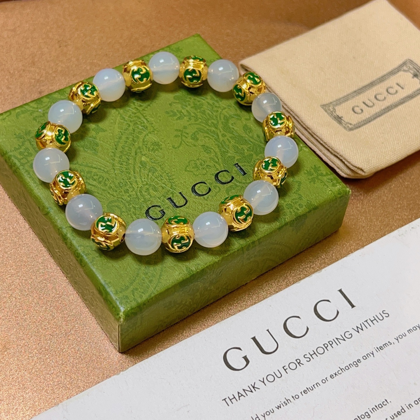 NO:678280,Batch Gucci bracelets for men and women. The latest natural white agate bracelet is of higher quality. The same style as the Anger Forest series double g white agate crystal bracelet for celebrities. Size: 16-24 cm. The details are distressed. The shiny version is not available in the market. This model is not commonly made in the market. It has been released. It is a best-selling model in Gucci. It is very good to match clothes, high-quality jewelry, gucci, and bracelets.19860909批 古驰手链男女同款 最新款天然白玛瑙手链档次更高明星同款Anger Forest系列双g白玛瑙水晶手链 尺寸:16-24厘米 细节对版做旧处理 非市面亮面版型 非市面普通做这款一直在出 古驰里面热卖款 非常好搭配衣服,饰品精品,gucci,bracelet,Jewelry