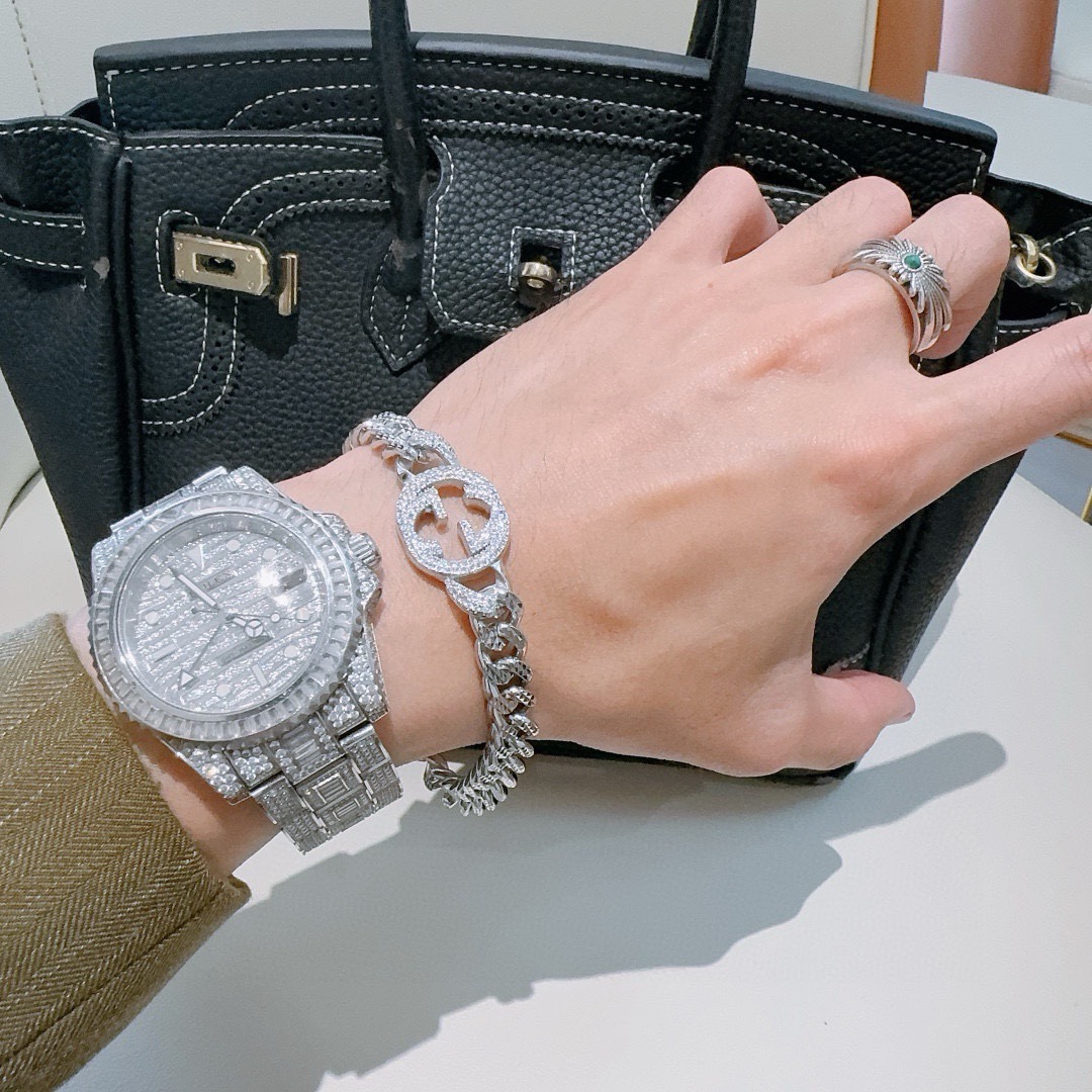 。 最新出炉土豪版手链 独家高品质🌼 Gucci古驰手链最新款的经典款 精致无论款式 质感 都是绝对的顶