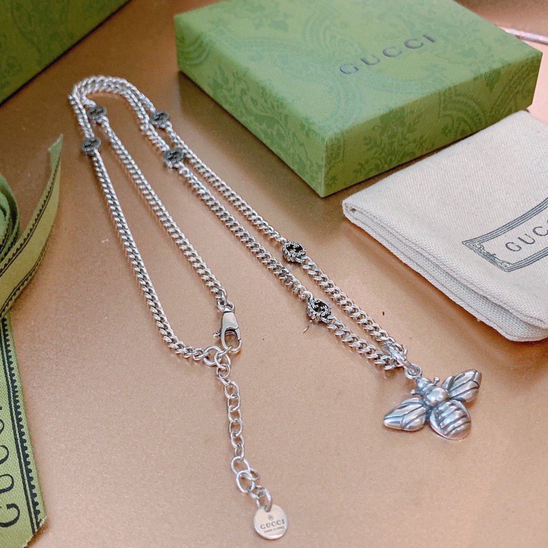 NO:678305,Gucci necklace 2026 latest chain with higher grade. Anger Forest series double G bee Gucci necklace with the same style as the star. The length can be adjusted automatically. The details are distressed. The shiny version is not available in the market. This one has been on the market. It is a best-selling model in Gucci. It goes well with trendy clothes, fine jewelry, gucci, and necklace.19860909批古驰项链2026最新款链条档次更高明星同款Anger Forest系列双G蜜蜂古驰项链 可自动调节长度 细节对版做旧处理 非市面亮面版型 这款一直在出 古驰里面热卖款 非常好搭配潮流衣服,饰品精品,gucci,necklace,Jewelry