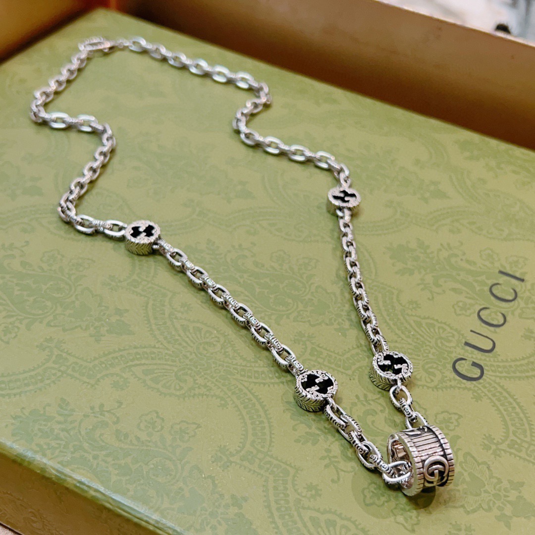 NO:678264,Batch Gucci necklace’s latest chain has a higher grade. The same model as the star’s Anger Forest series double G ring Gucci necklace. The chain length is 60 cm and the length can be changed. The details are distressed. The glossy version is not available in the market. This model has been on the market. It is a best-selling model in Gucci. It goes well with trendy clothes, fine jewelry, gucci, and necklaces.19860909批 古驰项链最新款链条档次更高明星同款Anger Forest系列双G环古驰项链 链长60厘米可改长度 细节对版做旧处理 非市面亮面版型 这款一直在出 古驰里面热卖款 非常好搭配潮流衣服,饰品精品,gucci,necklace,Jewelry