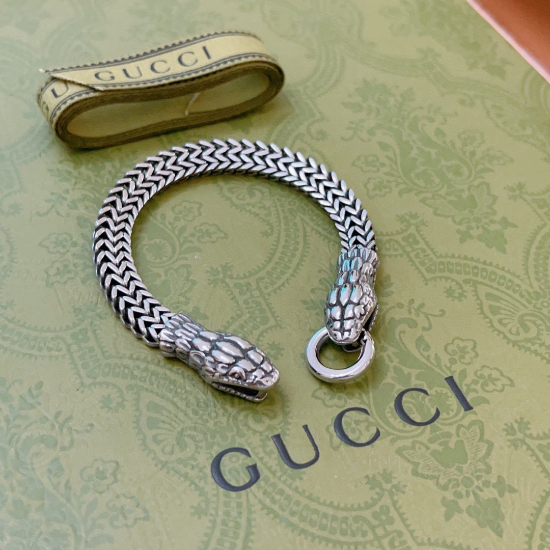 NO:678267,Batch. The latest Gucci bracelet is the latest classic style. It is exquisite regardless of style and texture. It is absolutely top-notch. You can understand the original logo at a glance. It is super nice. It is the best choice for matching clothes. It is a must-have artifact for men and women. Size 18.19.20.21.22.23.24, fine jewelry, gucci, gucci, bracelet19860909批. 最新出炉 Gucci古驰手链最新款的经典款 精致无论款式 质感 都是绝对的顶尖feel 只要看一眼就懂了原版logo 超 nice 搭配衣服最佳的选择,男女同款必备神器 码数18.19.20.21.22.23.24,饰品精品,gucci,gucci,bracelet,Jewelry
