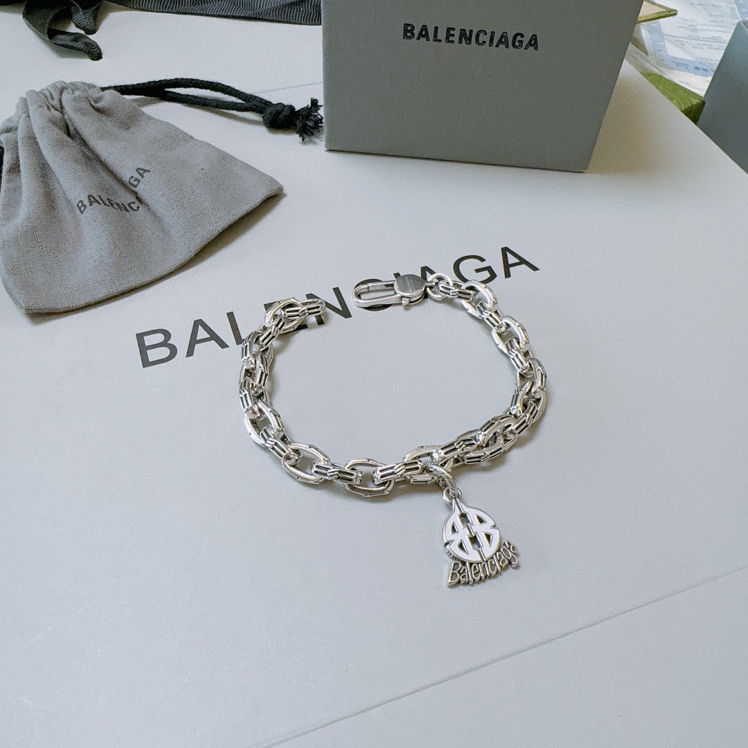 NO:678275,Batch. Original new product Balenciaga Balenciaga Bracelet Counter Same Balenciaga Bracelet Men's hot model shipped Unique design avant-garde A must-have for men and women!  Size 18.20.22.24cm, fine jewelry, balenciaga, balenciaga, bracelet19860909批. 原单货新品 巴黎世家 Balenciaga手链专柜一致巴黎世家手链 男士火爆款出货 设计独特 前卫 男女必备！码数18.20.22.24cm,饰品精品,balenciaga,balenciaga,bracelet,Jewelry