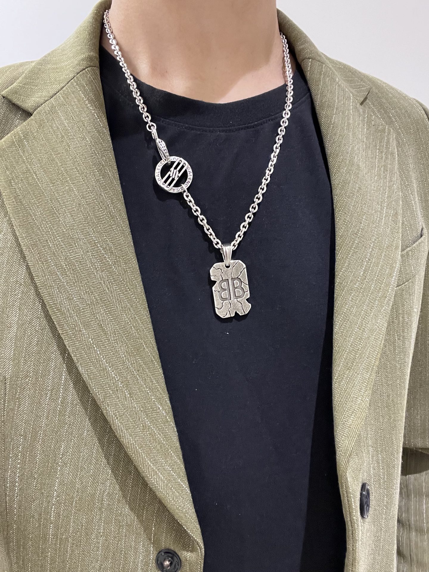 Balenciaga luxury necklace 3