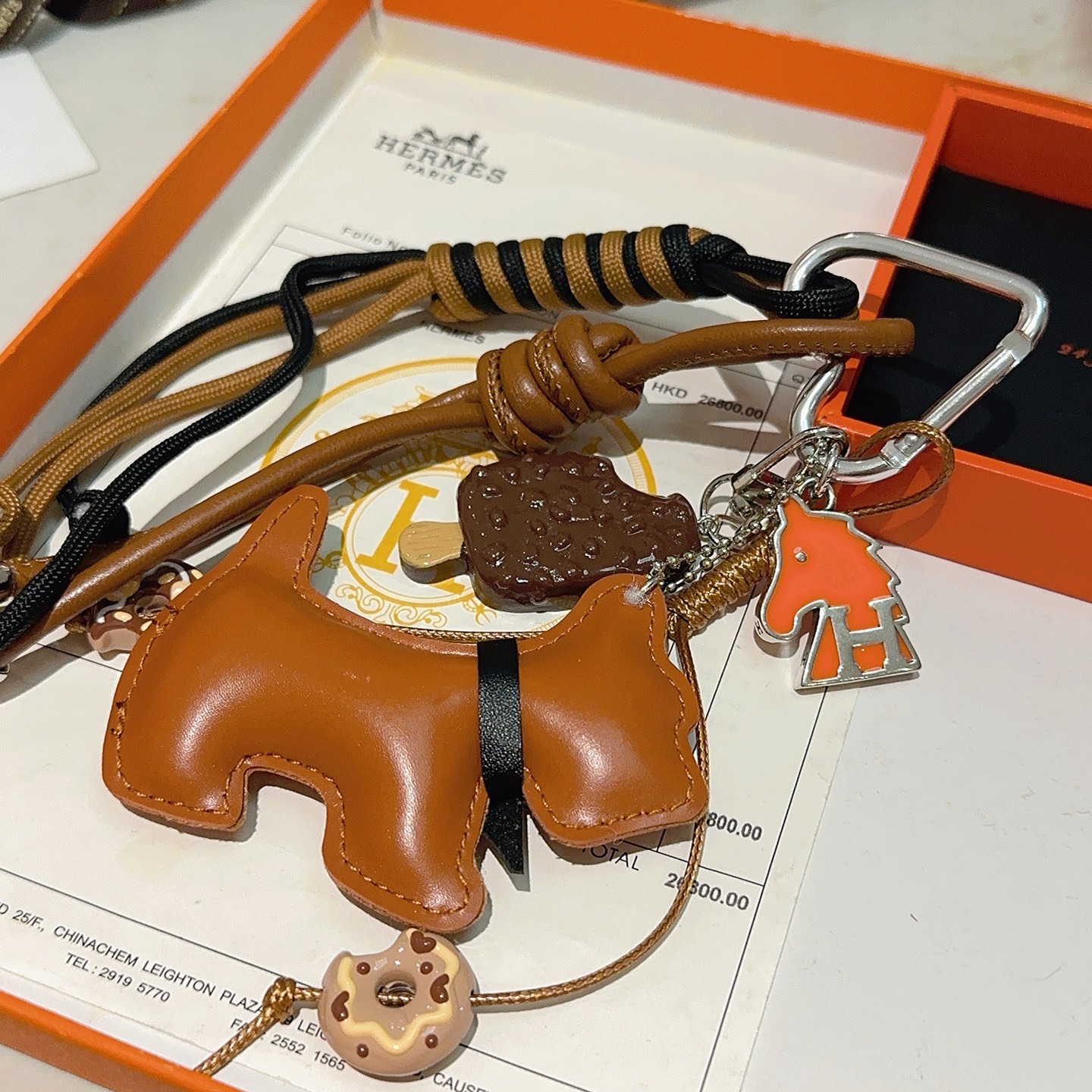 Ciondolo portachiavi Hermes Buddy Dog Charm Metallo argentato pelle marrone chiaro cordone nero e marrone chiaro smalto arancione smalto marrone smalto beige lunghezza totale 12 cm