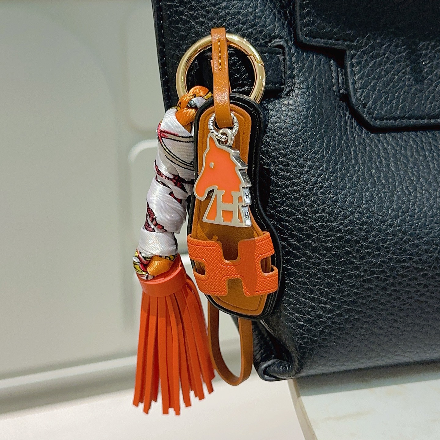 Hermes Oran Sandal Tassel Bag Charm pingente Couro laranja couro bronzeado acabamento preto metal prateado multicolorido impresso seda dourado hardware 12 cm de comprimento total