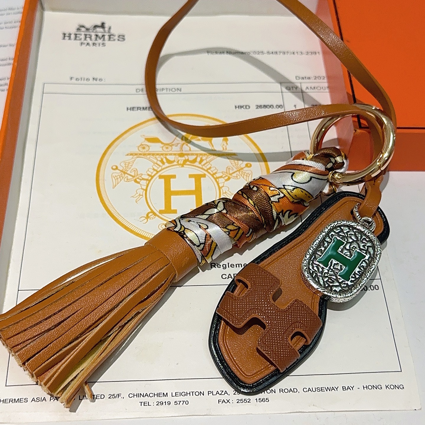 Hermes Oran Sandalo Borsa con nappa Ciondolo con ciondolo Metallo color oro Pelle marrone chiaro Seta stampata multicolore Hardware color argento con dettaglio H in smalto verde Finiture in pelle nera Lunghezza cinturino 18 cm