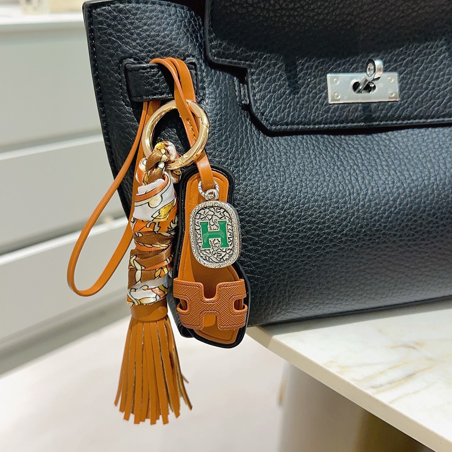 Hermes Oran Sandalo Borsa con nappa Ciondolo con ciondolo Metallo color oro Pelle marrone chiaro Seta stampata multicolore Hardware color argento con dettaglio H in smalto verde Finiture in pelle nera Lunghezza cinturino 18 cm