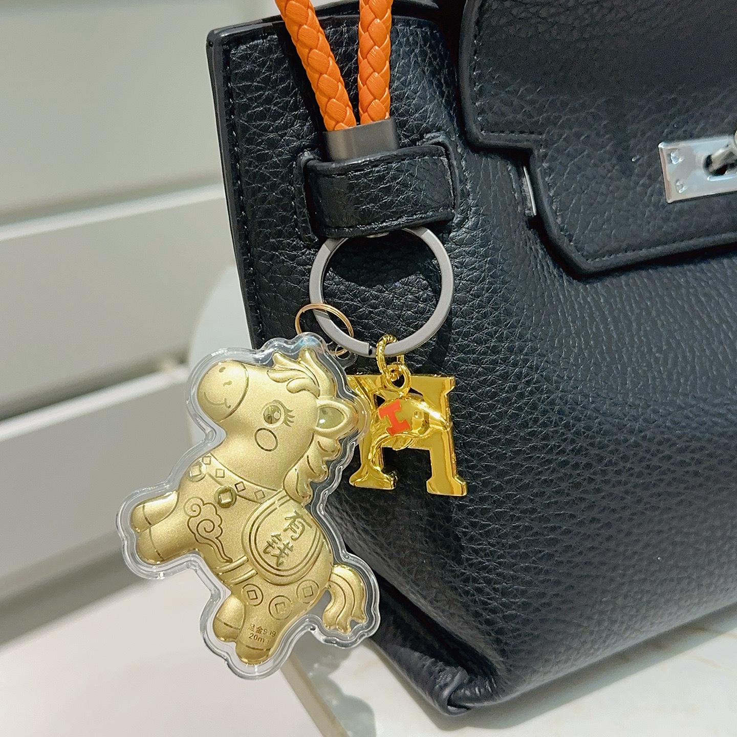 Hermes Lucky Horse H Logo Chaveiro Charme pingente Laranja couro trançado ferragens de metal dourado pingentes de metal com detalhes laranja H invólucro de acrílico transparente 10 cm alça trançada 4 cm