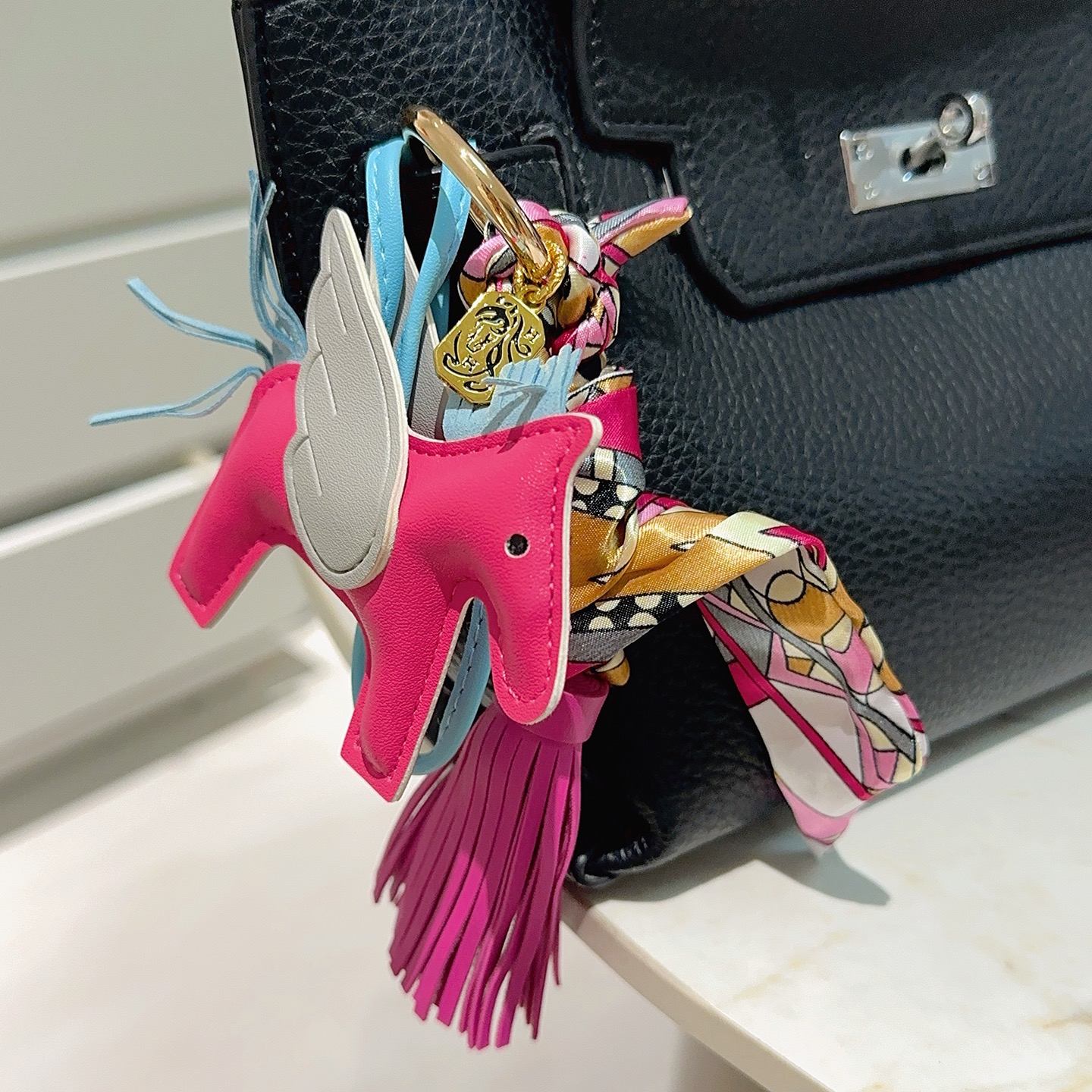 Pingente Hermes Rodeo Pegase Pele de cordeiro rosa fúcsia pele de cordeiro azul claro gris pele de cordeiro pálida tom dourado metal multicolor estampado seda fúcsia borla de couro rosa 12 cm
