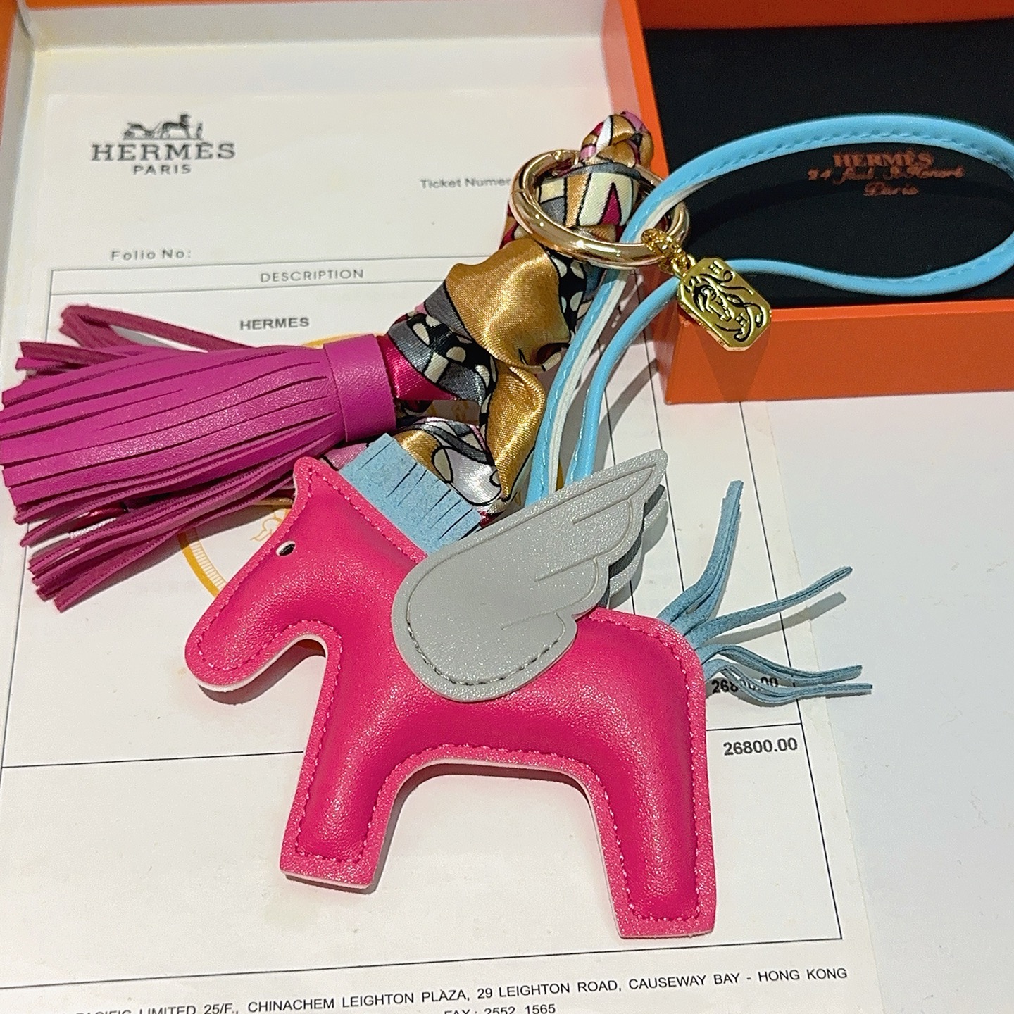 Pingente Hermes Rodeo Pegase Pele de cordeiro rosa fúcsia pele de cordeiro azul claro gris pele de cordeiro pálida tom dourado metal multicolor estampado seda fúcsia borla de couro rosa 12 cm