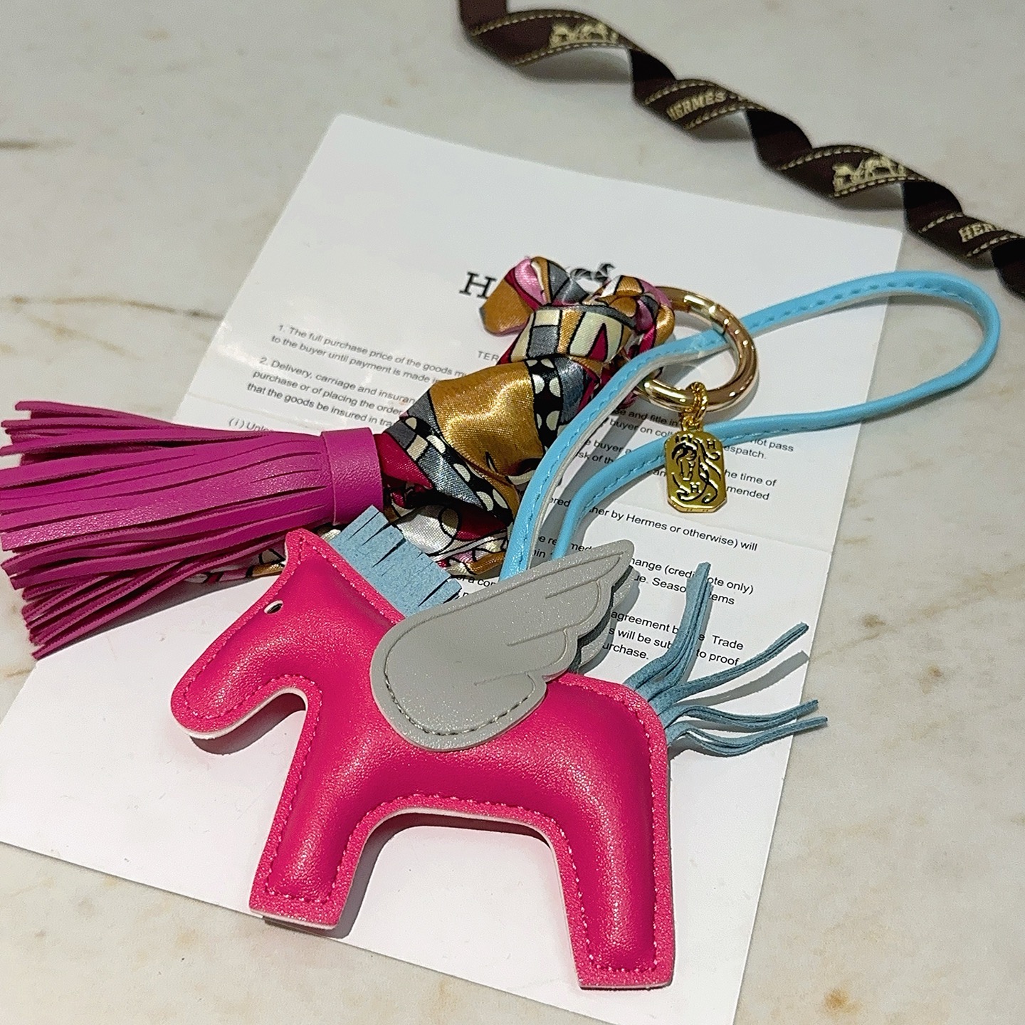 Pingente Hermes Rodeo Pegase Pele de cordeiro rosa fúcsia pele de cordeiro azul claro gris pele de cordeiro pálida tom dourado metal multicolor estampado seda fúcsia borla de couro rosa 12 cm