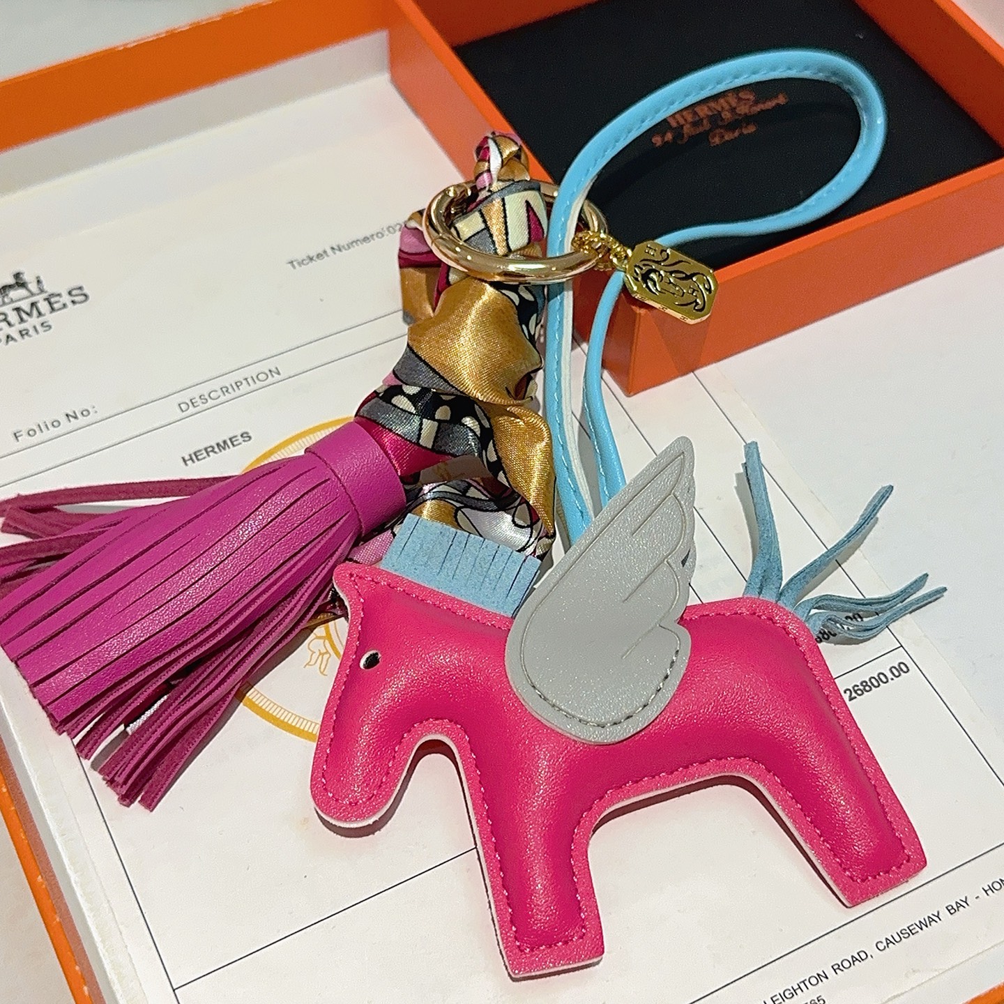 Pingente Hermes Rodeo Pegase Pele de cordeiro rosa fúcsia pele de cordeiro azul claro gris pele de cordeiro pálida tom dourado metal multicolor estampado seda fúcsia borla de couro rosa 12 cm