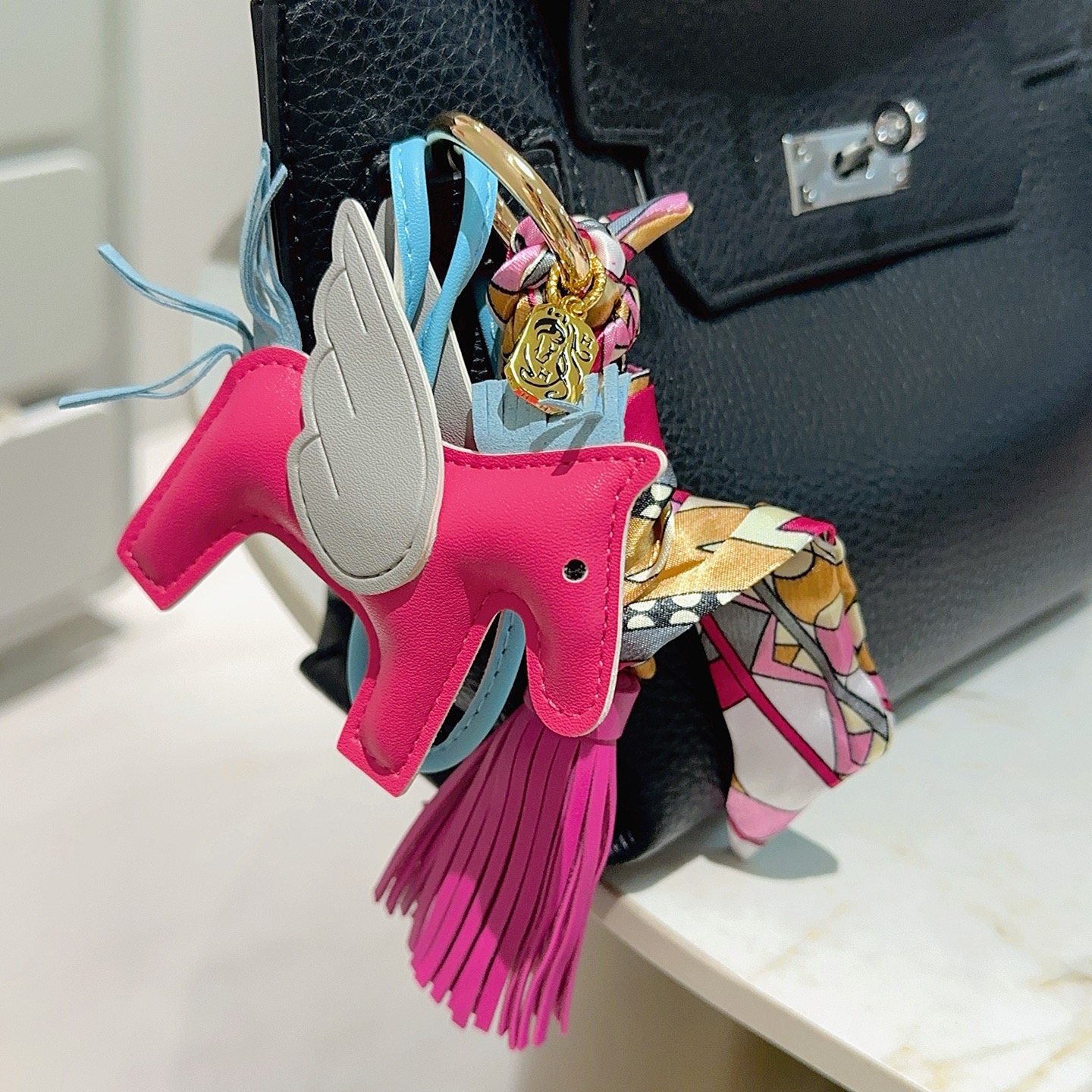 Pingente Hermes Rodeo Pegase Pele de cordeiro rosa fúcsia pele de cordeiro azul claro gris pele de cordeiro pálida tom dourado metal multicolor estampado seda fúcsia borla de couro rosa 12 cm