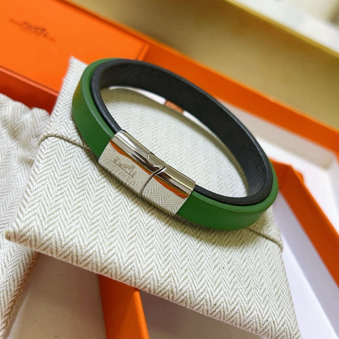 Bracelet Hermes H Clic Cuir vert intérieur cuir noir fermoir métal argent palladié T5