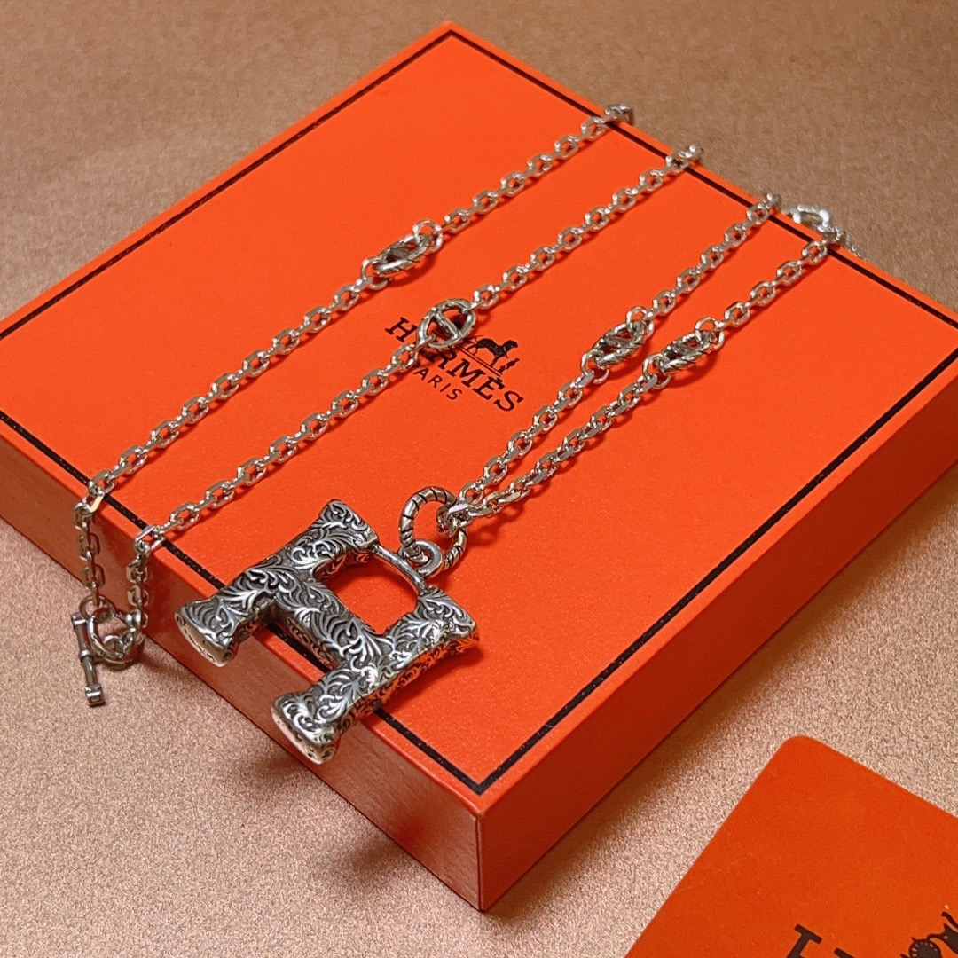 Collier chaîne Hermes H Pendant Farandole Métal argenté avec volutes gravées ne détaillant aucune pierre précieuse supplémentaire 60 cm
