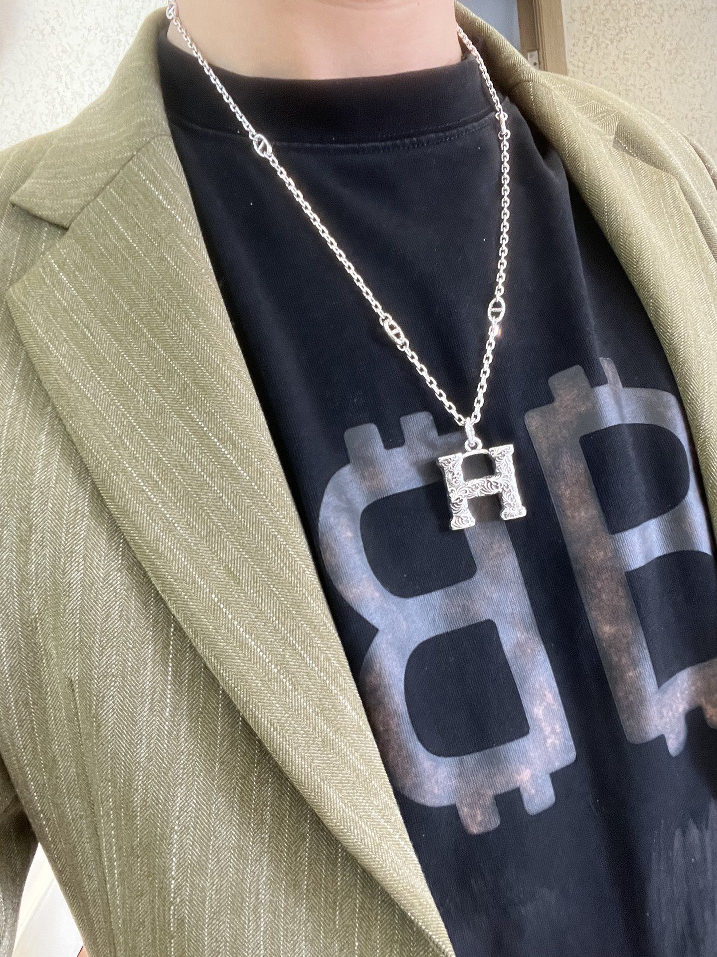 Collier chaîne Hermes H Pendant Farandole Métal argenté avec volutes gravées ne détaillant aucune pierre précieuse supplémentaire 60 cm