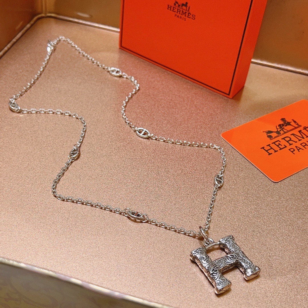 Collier chaîne Hermes H Pendant Farandole Métal argenté avec volutes gravées ne détaillant aucune pierre précieuse supplémentaire 60 cm