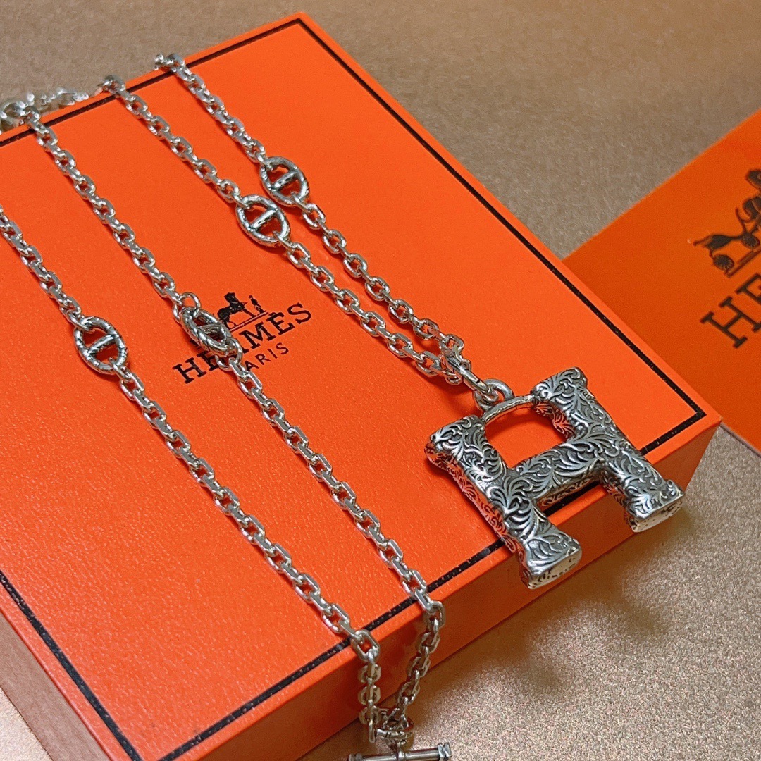 Collier chaîne Hermes H Pendant Farandole Métal argenté avec volutes gravées ne détaillant aucune pierre précieuse supplémentaire 60 cm