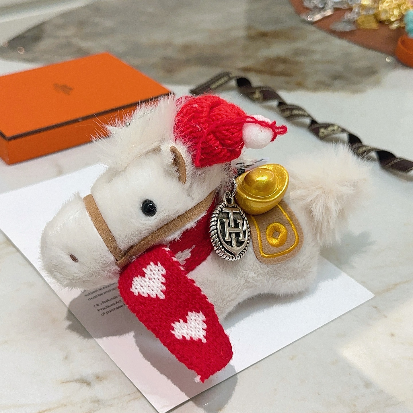 Ciondolo Hermes Giddy Horse Charm bianco peluche tessuto in maglia rossa metallo argentato antico metallo color oro tessuto marrone chiaro lunghezza totale cinturino 12 cm