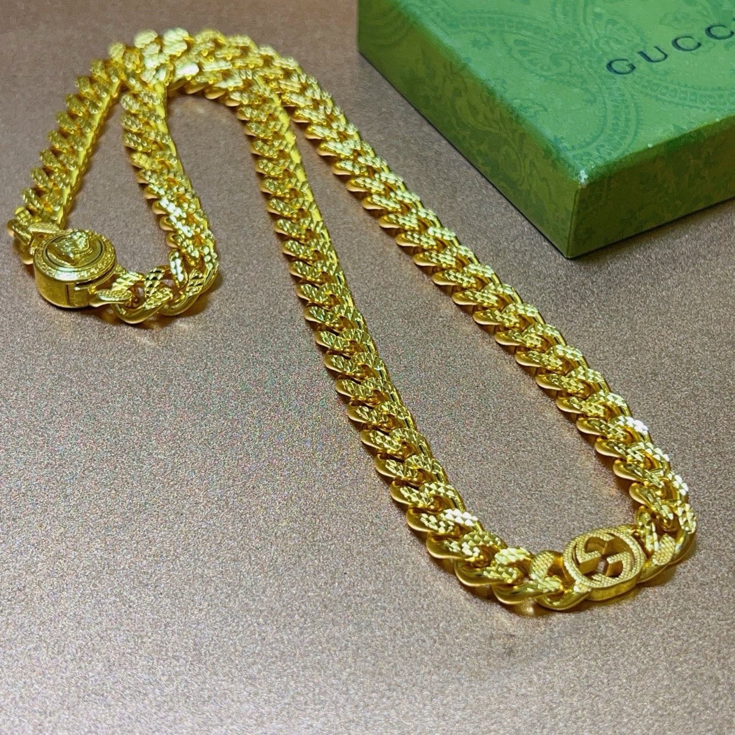 古驰套装新品发布 。。 不爆不发 抖音带货网红首选 𝐆𝐮𝐜𝐜𝐢古驰项链最新款链条档次更高明星同款Ange