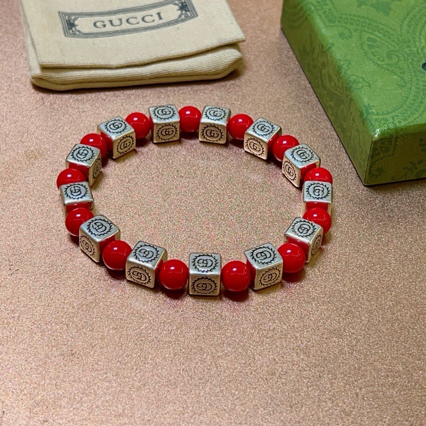 Gucci 新品发布 𝐆𝐮𝐜𝐜𝐢古驰手链 奢华古驰手串 红珊瑚手链水晶 最新款全件串珠手链档次更高 Anger Forest系列双g 古驰手链