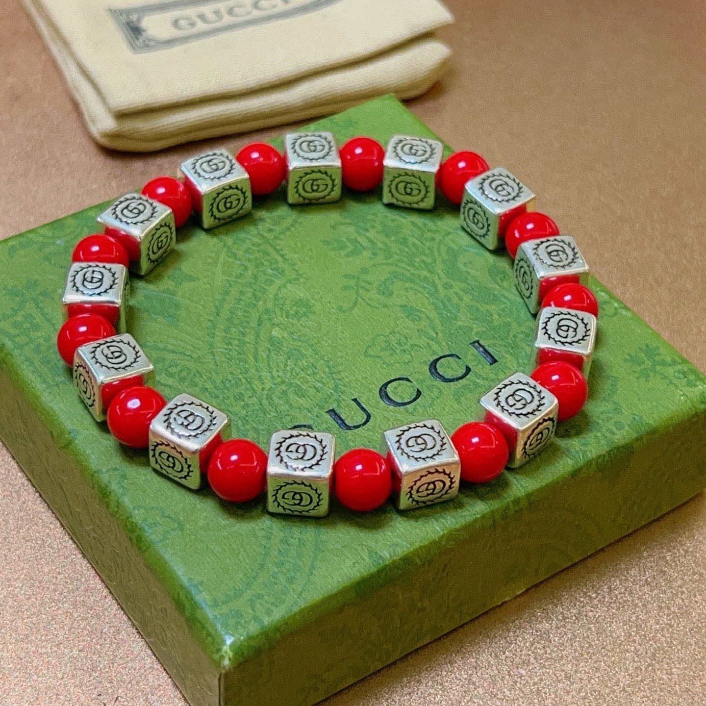 Gucci 新品发布 𝐆𝐮𝐜𝐜𝐢古驰手链 奢华古驰手串 红珊瑚手链水晶 最新款全件串珠手链档次更高 Anger Forest系列双g 古驰手链