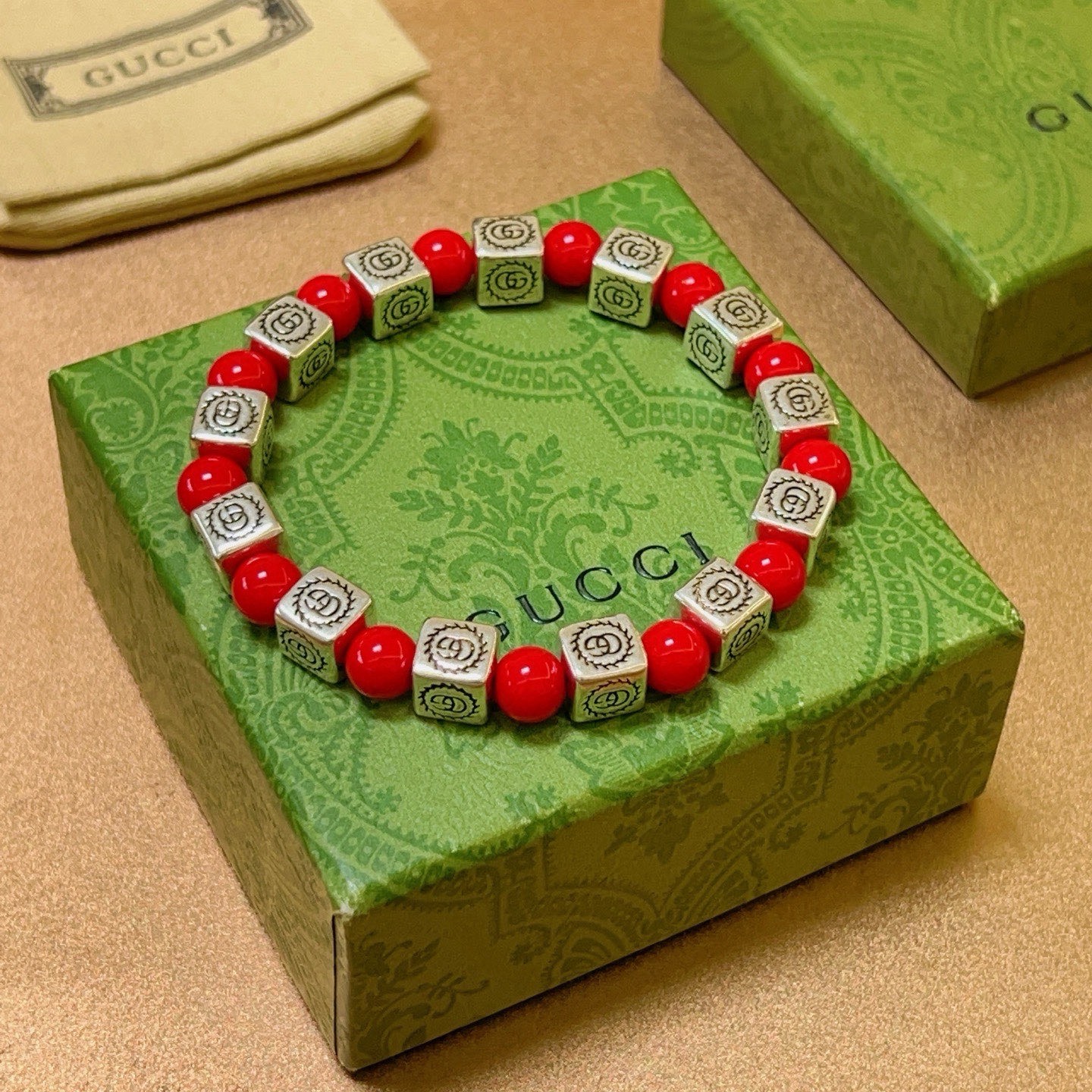 Gucci 新品发布 𝐆𝐮𝐜𝐜𝐢古驰手链 奢华古驰手串 红珊瑚手链水晶 最新款全件串珠手链档次更高 Anger Forest系列双g 古驰手链