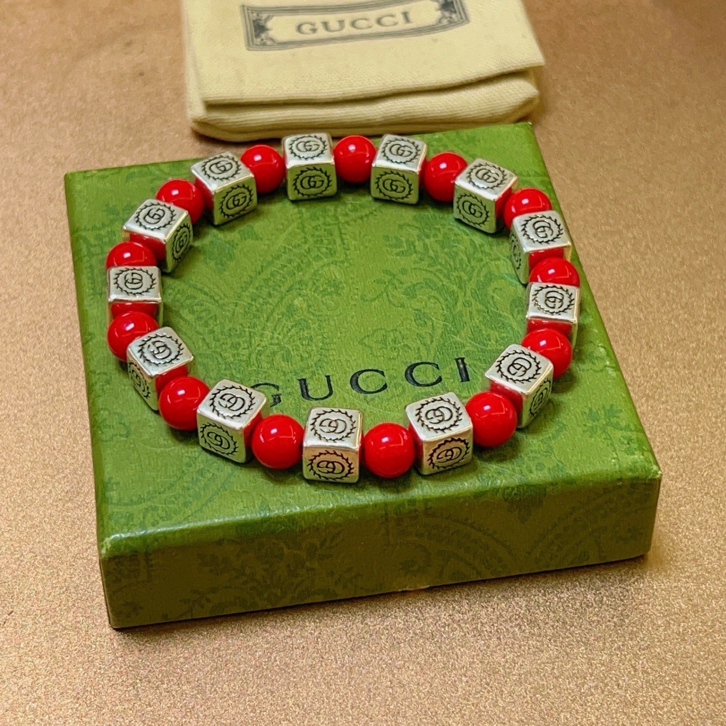 Gucci 新品发布 𝐆𝐮𝐜𝐜𝐢古驰手链 奢华古驰手串 红珊瑚手链水晶 最新款全件串珠手链档次更高 Anger Forest系列双g 古驰手链
