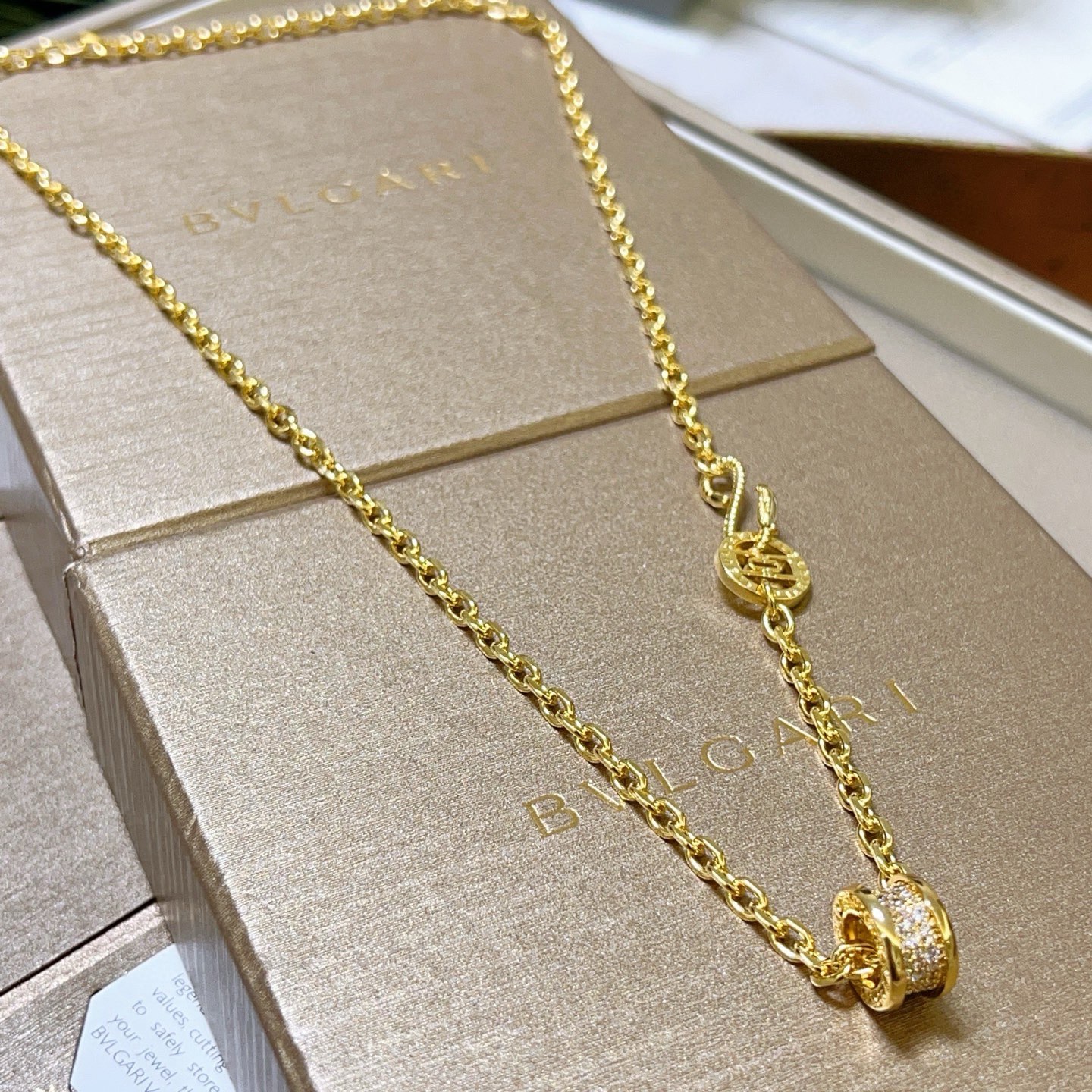 NO:688077,Batch Bulgari necklace V gold material BVLGARI BVLGARI DIVAS' DREAM series The appearance is perfect, the details are invincible, the unique color is completely impeccable, and it is decorated with a classic ring shape design, simple yet elegant and eye-catching, the V gold material does not fade or oxidize, the upper body is elegant and moving. Same style for men and women Bulgari necklace, jewelry boutique, Bottega Veneta, bvlgari, bvlgari, necklace19860909批 宝格丽项链V金材质 BVLGARI宝格丽 DIVAS‘ DREAM 系列 品相完美,细节无敌,那种独特的色泽完全无可挑剔,再缀以经典指环外形设计,简约之余却又优雅夺目,v金材质不退色不氧化 上身雅致动人.男女同款 宝格丽项链,饰品精品,bottega veneta,bvlgari,bvlgari,necklace,Jewelry