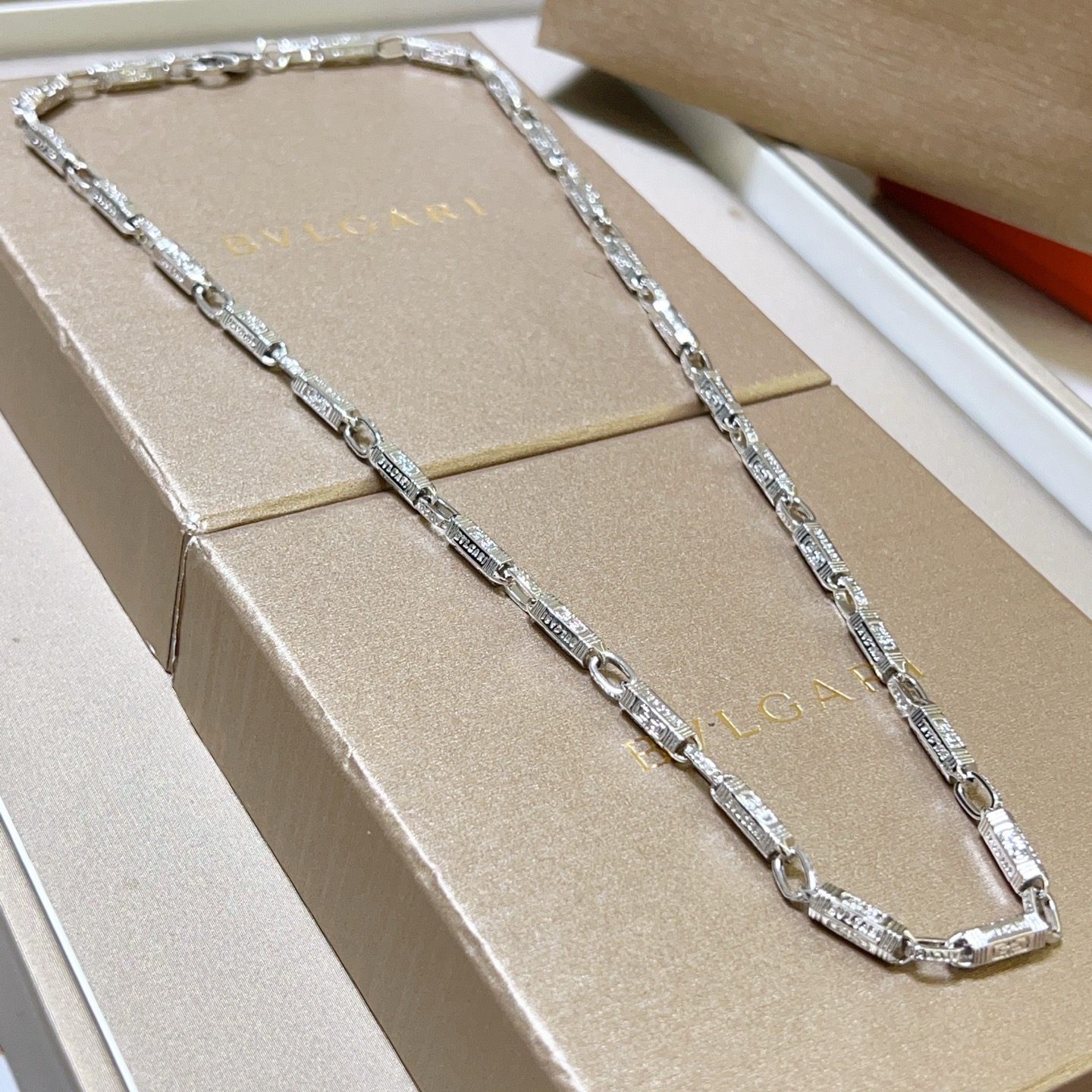 NO:704649,Batch Bulgari necklace V gold material BVLGARI BVLGARI DIVAS’ DREAM series The appearance is perfect, the details are invincible, the unique color is completely impeccable, and it is decorated with a classic ring shape design, which is simple yet elegant and eye-catching. The combination of V gold is more elegant, and the upper body is elegant and attractive. Same style for men and women. Bvlgari necklaces, jewelry boutiques, bottega veneta, bvlgari, bvlgari, necklace19860909批 宝格丽项链V金材质 BVLGARI宝格丽 DIVAS‘ DREAM 系列 品相完美,细节无敌,那种独特的色泽完全无可挑剔,再缀以经典指环外形设计,简约之余却又优雅夺目,V金的组合更显气色,上身雅致动人.男女同款 宝格丽项链,饰品精品,bottega veneta,bvlgari,bvlgari,necklace,Jewelry