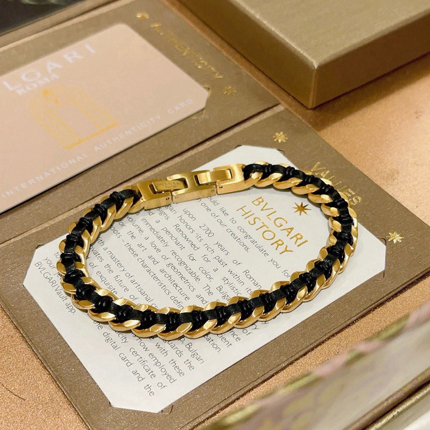 NO:688084,Batch. Bvlgari bracelet V gold with braided rope material BVLGARI Bvlgari DIVAS' DREAM series The appearance is perfect, the details are invincible, the unique color is completely impeccable, and it is decorated with a classic ring shape design, which is simple yet elegant and eye-catching. The V gold pure handmade combination is more elegant and elegant. The same style for men and women. Bvlgari bracelets are easy to disassemble in two sizes. High-quality jewelry, bottega  veneta,bvlgari,bvlgari,bracelet19860909批.宝格丽手链V金搭配编织绳材质 BVLGARI宝格丽 DIVAS‘ DREAM 系列 品相完美,细节无敌,那种独特的色泽完全无可挑剔,再缀以经典指环外形设计,简约之余却又优雅夺目,V金纯手工的组合更显气色,上手雅致动人.男女同款 宝格丽手链 两个尺寸自行拆卸很简单,饰品精品,bottega veneta,bvlgari,bvlgari,bracelet,Jewelry