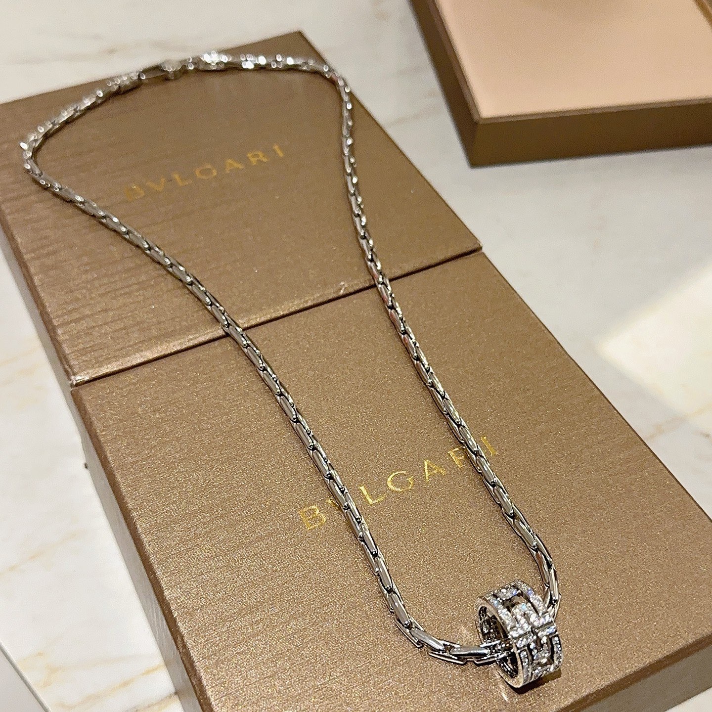 NO:688105,Batch Bulgari necklace V gold material BVLGARI BVLGARI DIVAS' DREAM series The appearance is perfect, the details are invincible, the unique color is completely impeccable, and it is decorated with a classic ring shape design, which is simple yet elegant and eye-catching. The combination of V gold is more elegant, and the upper body is elegant and attractive. The same style for men and women. Bulgari necklaces come and go, fine jewelry, bottega veneta, bvlgari, bvlgari, necklace19860909批 宝格丽项链V金材质 BVLGARI宝格丽 DIVAS‘ DREAM 系列 品相完美,细节无敌,那种独特的色泽完全无可挑剔,再缀以经典指环外形设计,简约之余却又优雅夺目,V金的组合更显气色,上身雅致动人.男女同款 宝格丽项链时来运转,饰品精品,bottega veneta,bvlgari,bvlgari,necklace,Jewelry