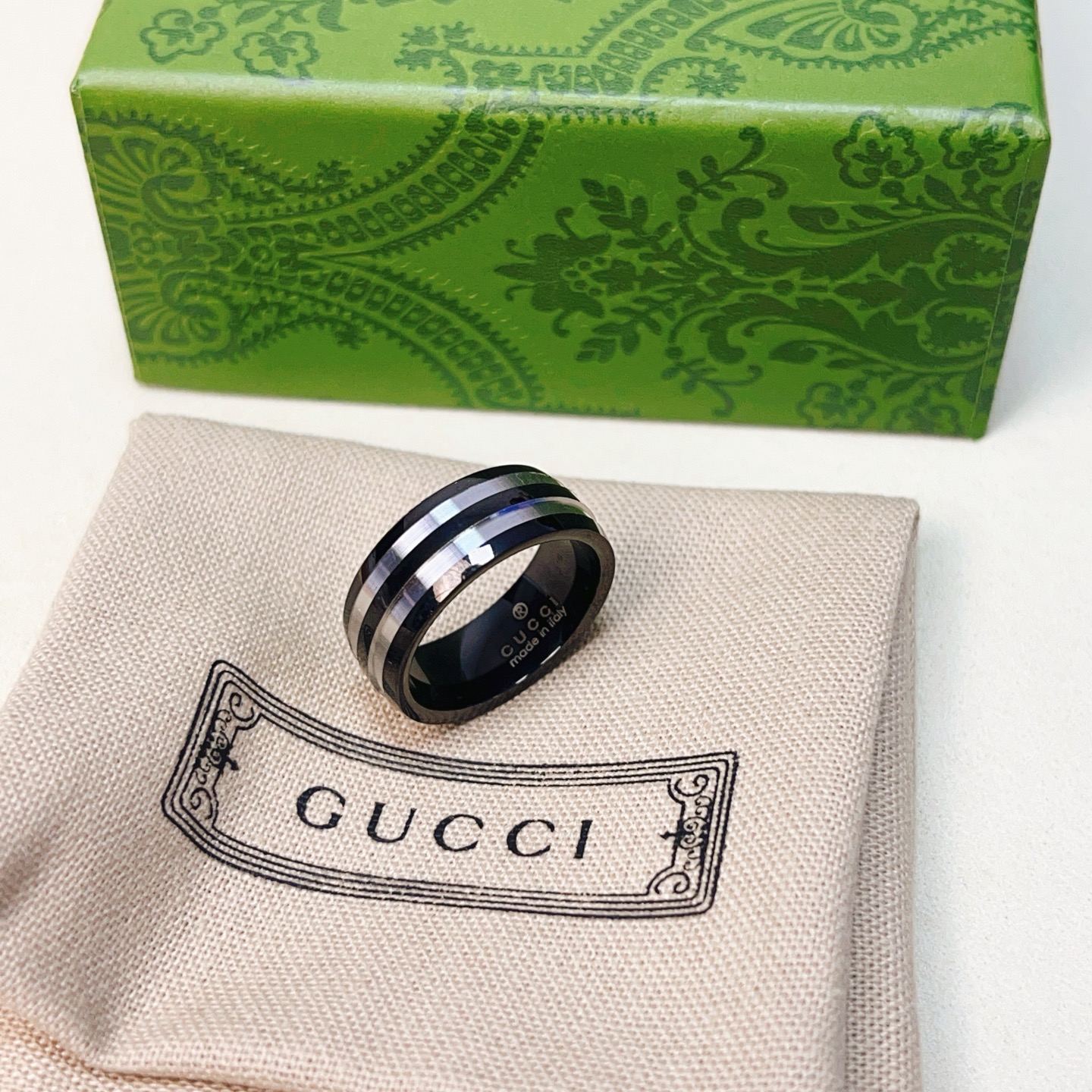 NO:688112,Batch. The latest style of Gucci ring is of higher quality. The same style as the star's Anger Forest series v gold texture double G. Pure handmade craftsmanship. Gucci ring. Detail matching is purely handmade. Non-market glossy version. This one has been out. The best-selling model in Gucci. Very good to match with trendy clothes. The size is 6 7 8 9 10 11. Couple rings of the same style for men and women, jewelry boutique, gucci, ring19860909批.古驰戒指最新款款式档次更高明星同款Anger Forest系列v金质感双G纯手工制作工艺 古驰戒指 细节对版纯手工处理 非市面亮面版型 这款一直在出 古驰里面热卖款 非常好搭配潮流衣服码数美6 7 8 9 10 11 男女同款情侣戒指,饰品精品,gucci,ring,Jewelry