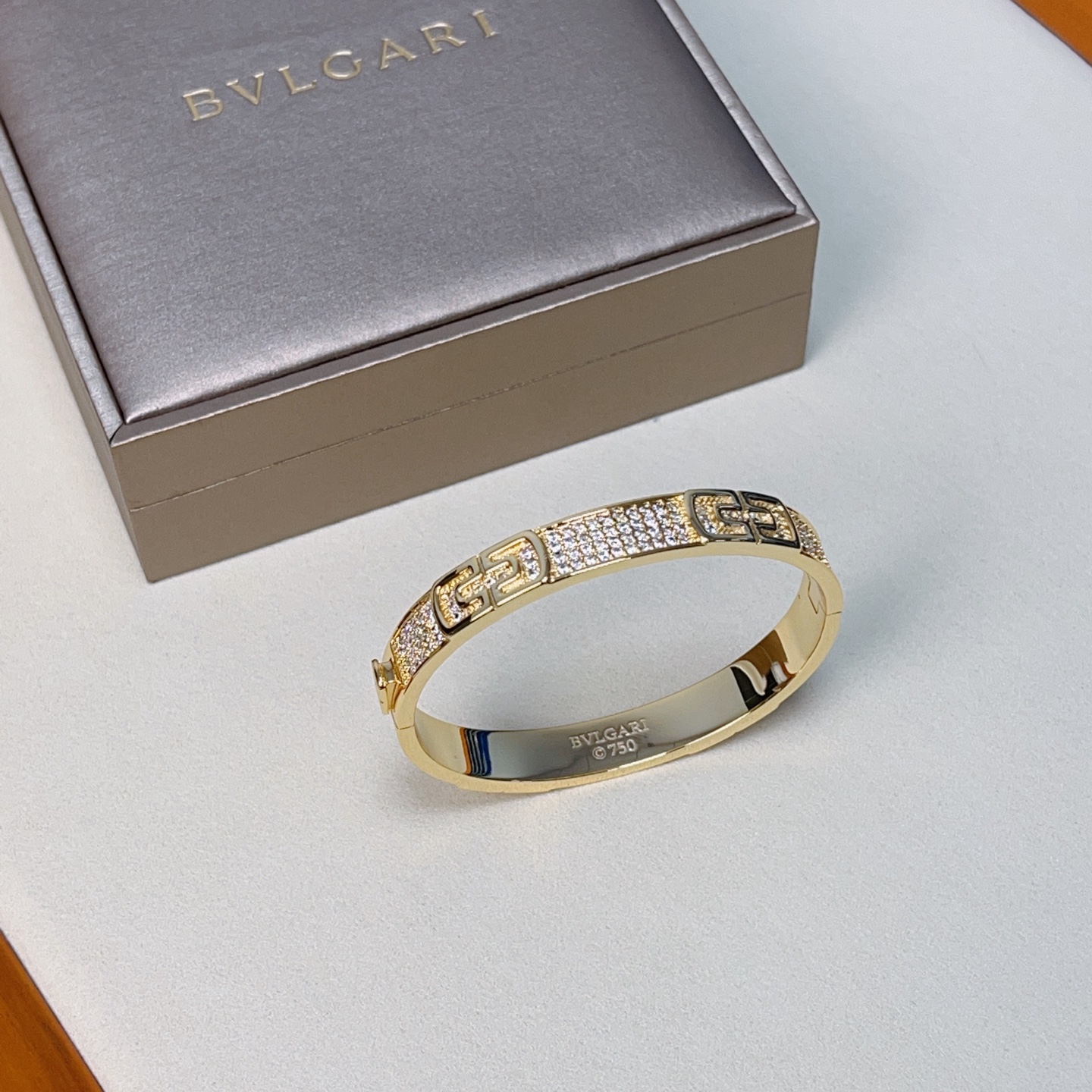 NO:688113,Batch. Bvlgari bracelet Serpenti Viper series paper clip bracelet, made of V gold, perfectly and carefully polished, and perfectly fits the metal edge!  Full of temptation and charming sensibility, the paper clip is bright and luxurious, showing unparalleled beauty and power, giving you a new look, interpreting the inherent multi-faceted characteristics of the snake, spreading and bending, showing its elegant and seductive beauty!  ,boutique jewelry,bvlgari,bracelet19860909批.宝格丽手镯Serpenti Viper系列回形针手镯,V金材质 完美精心打磨,与金属边完美契合！充满诱惑和迷人的感性,回形针璀璨奢华,呈现出中无与伦比的美感与力量,给你一个全新的面貌,诠释灵蛇固有的多面特质,蔓延弯曲,尽显其高雅而极具诱惑的美丽！,饰品精品,bvlgari,bracelet,Jewelry