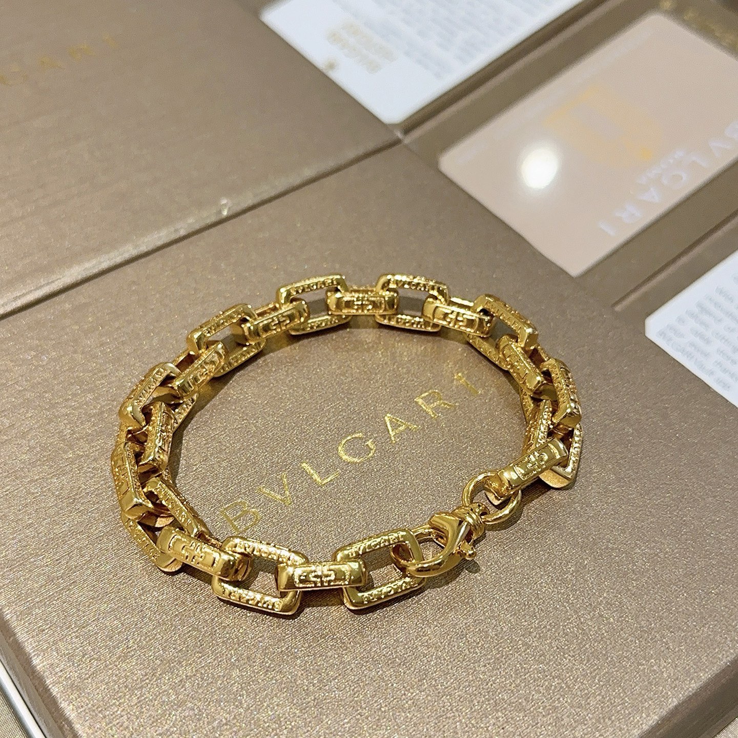 NO:688088,Batch. Bvlgari bracelet made of V gold. BVLGARI DIVAS’ DREAM series. The appearance is perfect, the details are unparalleled, the unique color is completely impeccable, and it is decorated with a classic ring shape design. It is simple yet elegant and eye-catching. The V gold pure handmade combination is more elegant and elegant. The same style for men and women, 18 20 22 24 cm, boutique jewelry, bottega  veneta,bvlgari,bvlgari,bracelet19860909批.宝格丽手链V金材质 BVLGARI宝格丽 DIVAS‘ DREAM 系列 品相完美,细节无敌,那种独特的色泽完全无可挑剔,再缀以经典指环外形设计,简约之余却又优雅夺目,V金纯手工的组合更显气色,上手雅致动人.男女同款 18 20 22 24厘米,饰品精品,bottega veneta,bvlgari,bvlgari,bracelet,Jewelry