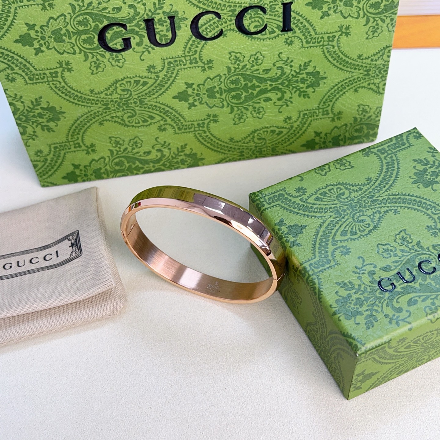 NO:688096,Batch. Gucci bracelets are hand-made latest bracelets with a higher grade. The same style as the Anger Forest series Double G classic series Gucci bracelets. The details are distressed. The shiny version is not available in the market. This one has been on the market. It is a best-selling model in Gucci. It goes well with trendy clothes, high-quality jewelry, Gucci, and bracelets.19860909批.古驰手镯手环纯手工打造最新款手镯档次更高明星同款Anger Forest系列双G经典款系列古驰手环 细节对版做旧处理 非市面亮面版型 这款一直在出 古驰里面热卖款 非常好搭配潮流衣服,饰品精品,gucci,bracelet,Jewelry