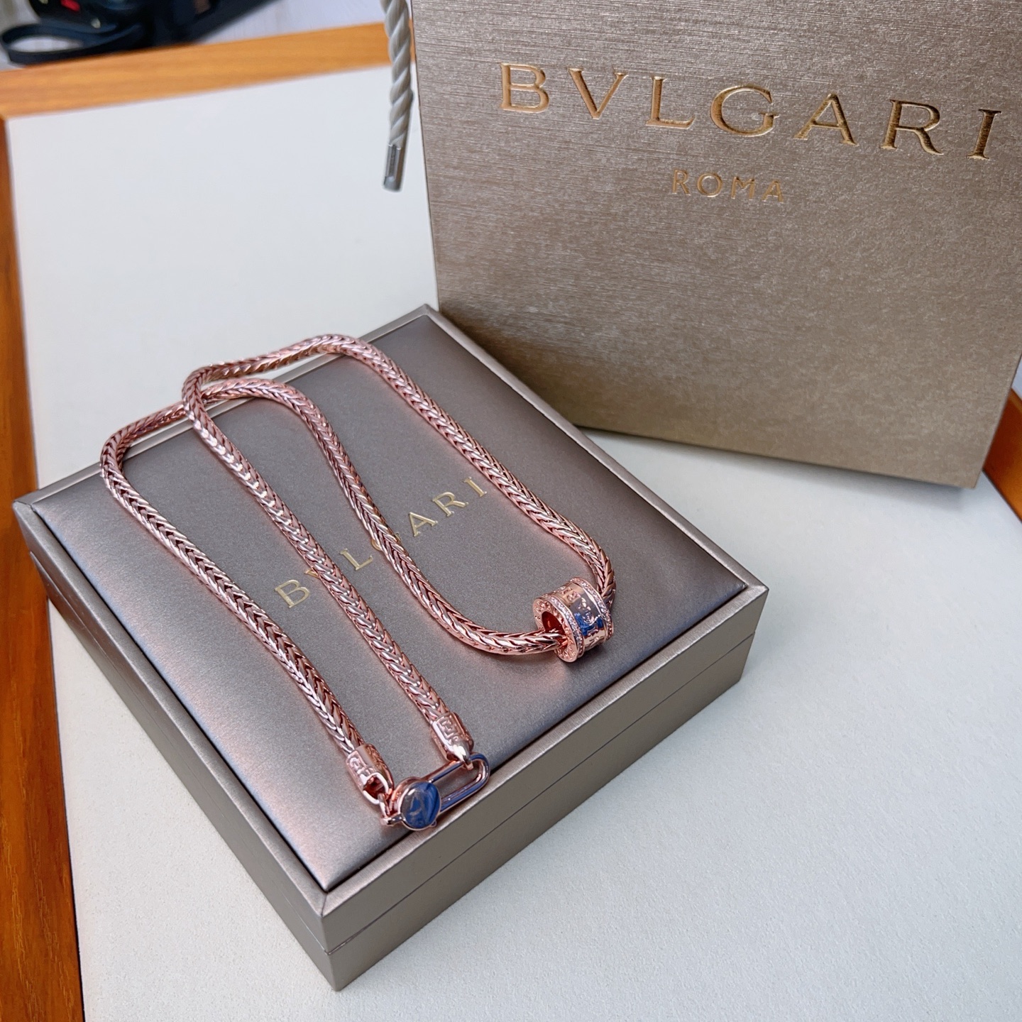 NO:688100,Batch Bulgari necklace V gold material BVLGARI BVLGARI DIVAS' DREAM series The appearance is perfect, the details are invincible, the unique color is completely impeccable, and it is decorated with a classic ring shape design, simple yet elegant and eye-catching, the V gold material does not fade or oxidize, the upper body is elegant and moving. Same style for men and women Bulgari necklace, jewelry boutique, Bottega Veneta, bvlgari, bvlgari, necklace19860909批 宝格丽项链V金材质 BVLGARI宝格丽 DIVAS‘ DREAM 系列 品相完美,细节无敌,那种独特的色泽完全无可挑剔,再缀以经典指环外形设计,简约之余却又优雅夺目,v金材质不退色不氧化 上身雅致动人.男女同款 宝格丽项链,饰品精品,bottega veneta,bvlgari,bvlgari,necklace,Jewelry