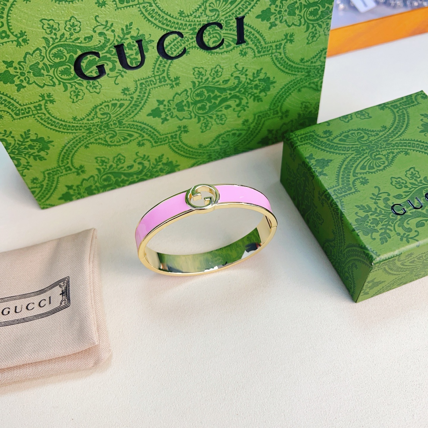 NO:688103,Batch. Gucci bracelets are hand-made latest bracelets with a higher grade. The same style as the Anger Forest series Double G classic series Gucci bracelets. The details are distressed. The shiny version is not available in the market. This one has been on the market. It is a best-selling model in Gucci. It goes well with trendy clothes, high-quality jewelry, Gucci, and bracelets.19860909批.古驰手镯手环纯手工打造最新款手镯档次更高明星同款Anger Forest系列双G经典款系列古驰手环 细节对版做旧处理 非市面亮面版型 这款一直在出 古驰里面热卖款 非常好搭配潮流衣服,饰品精品,gucci,bracelet,Jewelry