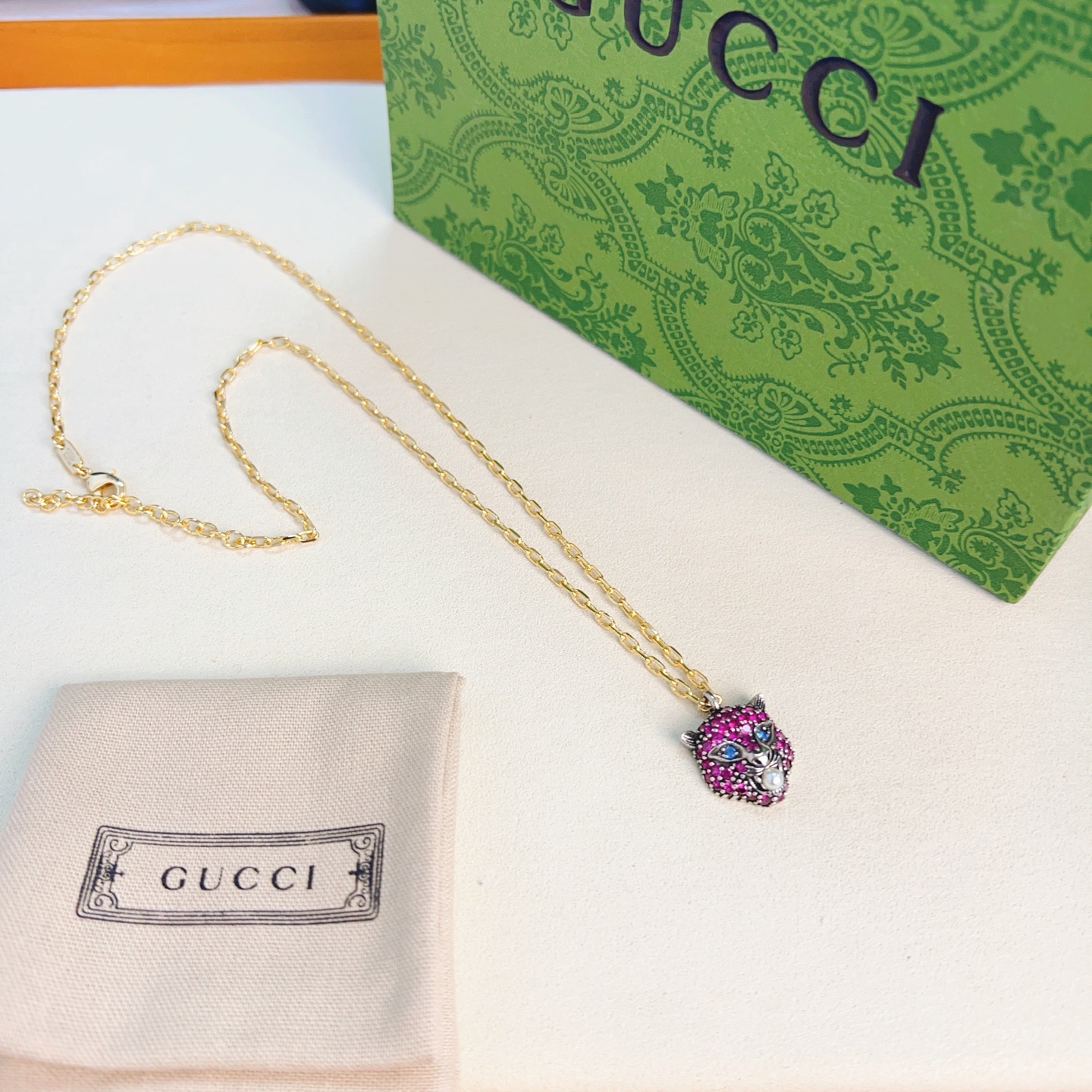 NO:688106,Batch Gucci necklace’s latest chain is of higher quality, same style as the star’s Anger Forest series, double G classic necklace series, Gucci necklace. The details are distressed. The glossy version is not available in the market. This model has been on the market. It is a best-selling model in Gucci. It goes well with trendy clothes, fine jewelry, gucci, and necklace.19860909批 古驰项链最新款链条档次更高明星同款Anger Forest系列双G经典款项链系列古驰项链 细节对版做旧处理 非市面亮面版型 这款一直在出 古驰里面热卖款 非常好搭配潮流衣服,饰品精品,gucci,necklace,Jewelry