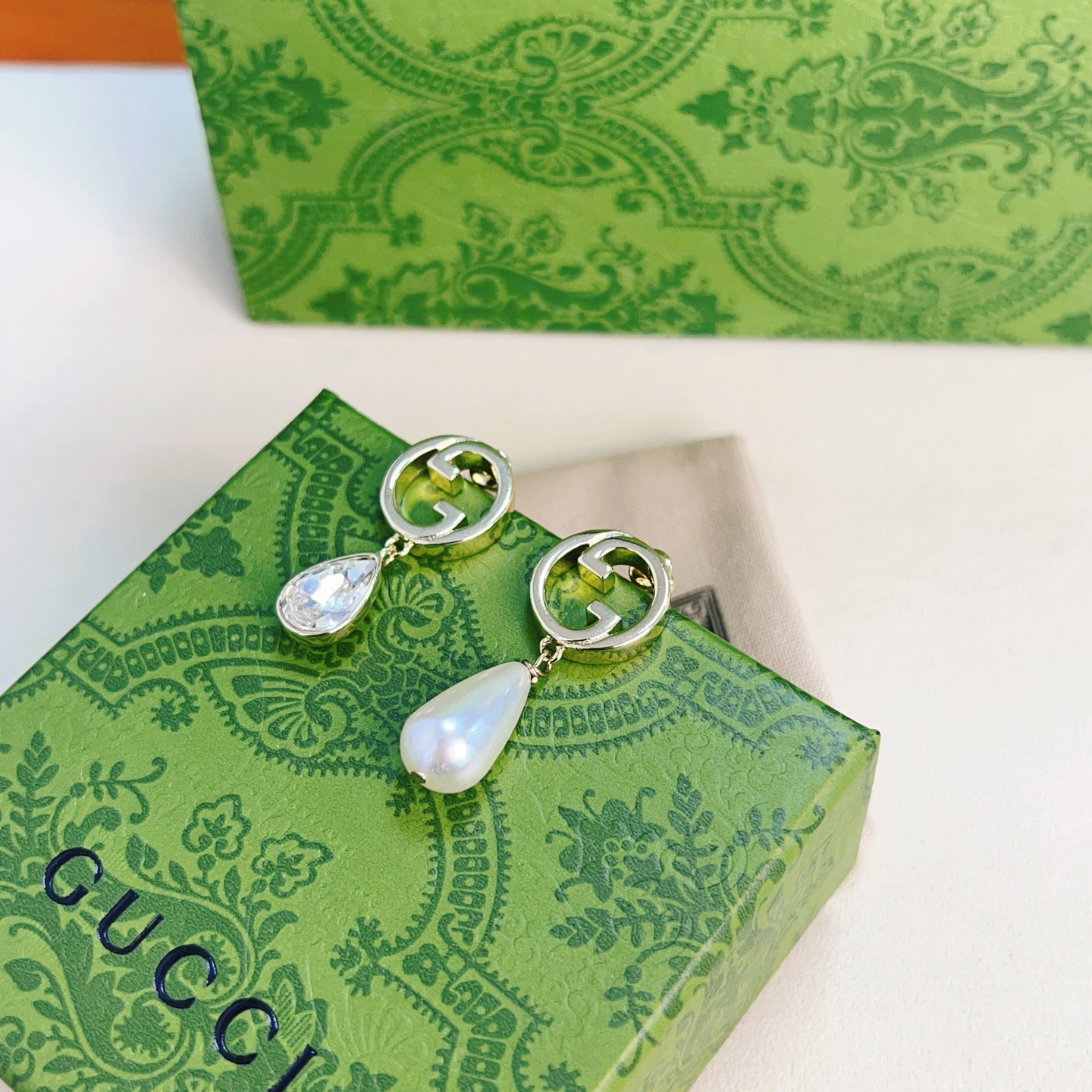 NO:688107,The first batch of new products will not be released until they are first released. The first choice of Internet celebrities who carry goods on Douyin. The latest Gucci earrings are of higher quality and are the same model for celebrities. Anger Forest series double g design concept. Retro classic series Gucci earrings. It makes high-end clothes more elegant. It has more brand and personality when going out. The details are distressed. Non-market glossy version. This one has been released. The best-selling model in Gucci. Very easy to match, high-quality jewelry, gucci.19860909批 新品首发不爆不发 抖音带货网红首选 古驰耳钉最新款档次更高明星同款Anger Forest系列双g设计理念复古经典系列古驰耳钉 让高档的衣服搭配更有气质 出去更有牌面和个性 细节对版做旧处理 非市面亮面版型 这款一直在出 古驰里面热卖款 非常好搭配,饰品精品,gucci,Jewelry