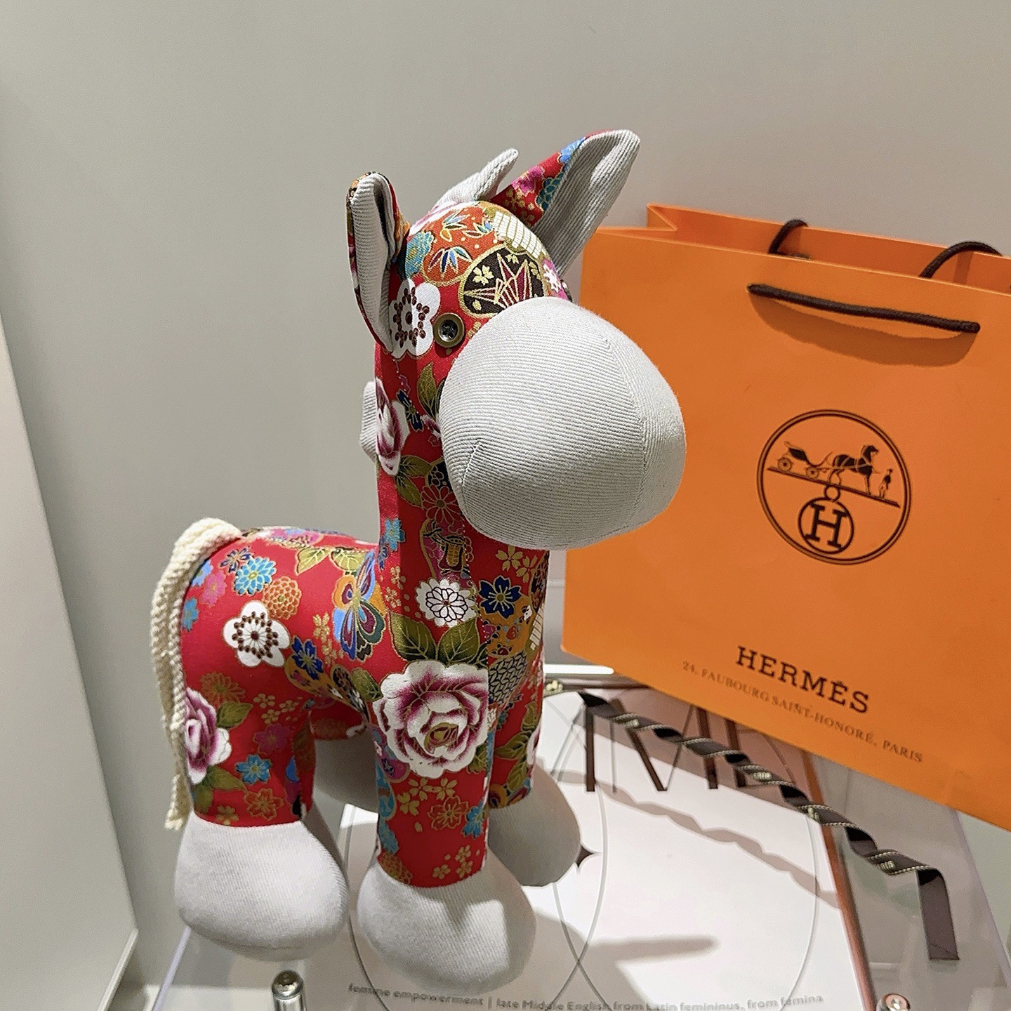 NO:688109,Batch. New hot products for the Year of the Horse are coming. Hermès official website debuts new dolls for exclusive high-quality sale. New products exported to French orders are released. A classic horse doll from Hermès. Purely handmade. The texture and fullness are all in place. Not much in stock, so slow hands. Super cute. Looking forward to my horse. Put it in the car and put it at home. Full of high-end feeling. 35cm size, original Hermès label, boutique jewelry, hermes19860909批. 马年爆款来袭 爱马仕官网首发新品玩偶独家高品质发售 出口法国订单新品发布 ,爱马仕的一款经典马公仔 纯手工制作工艺 质感 饱满度全部到位 现货不多,手慢无 超级可爱的 期待我的马.放车里放家里高级感满满 35cm的尺寸,原单爱马仕标签,饰品精品,hermes,Jewelry