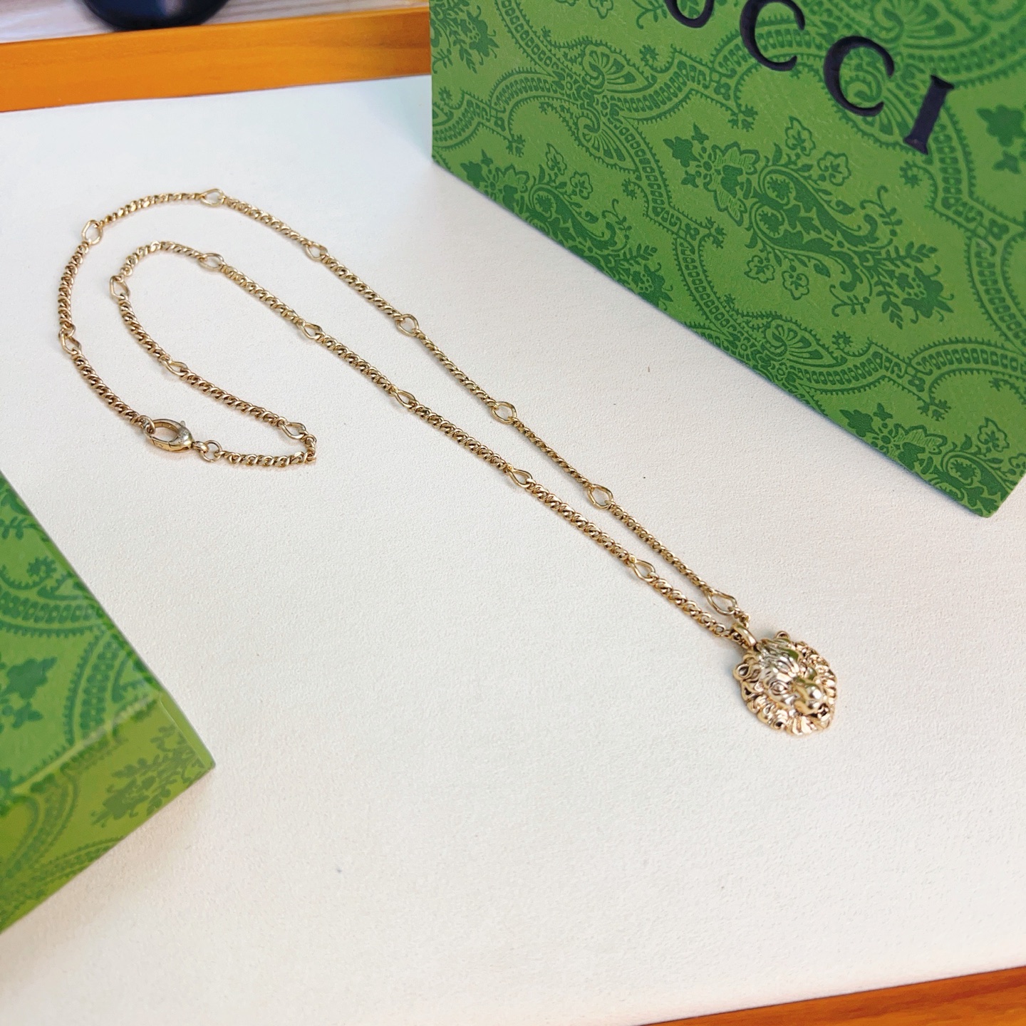 NO:688114,Batch Gucci necklace’s latest chain is of higher quality, same style as the star’s Anger Forest series, double G classic necklace series, Gucci necklace. The details are distressed. The glossy version is not available in the market. This model has been on the market. It is a best-selling model in Gucci. It goes well with trendy clothes, fine jewelry, gucci, and necklace.19860909批 古驰项链最新款链条档次更高明星同款Anger Forest系列双G经典款项链系列古驰项链 细节对版做旧处理 非市面亮面版型 这款一直在出 古驰里面热卖款 非常好搭配潮流衣服,饰品精品,gucci,necklace,Jewelry