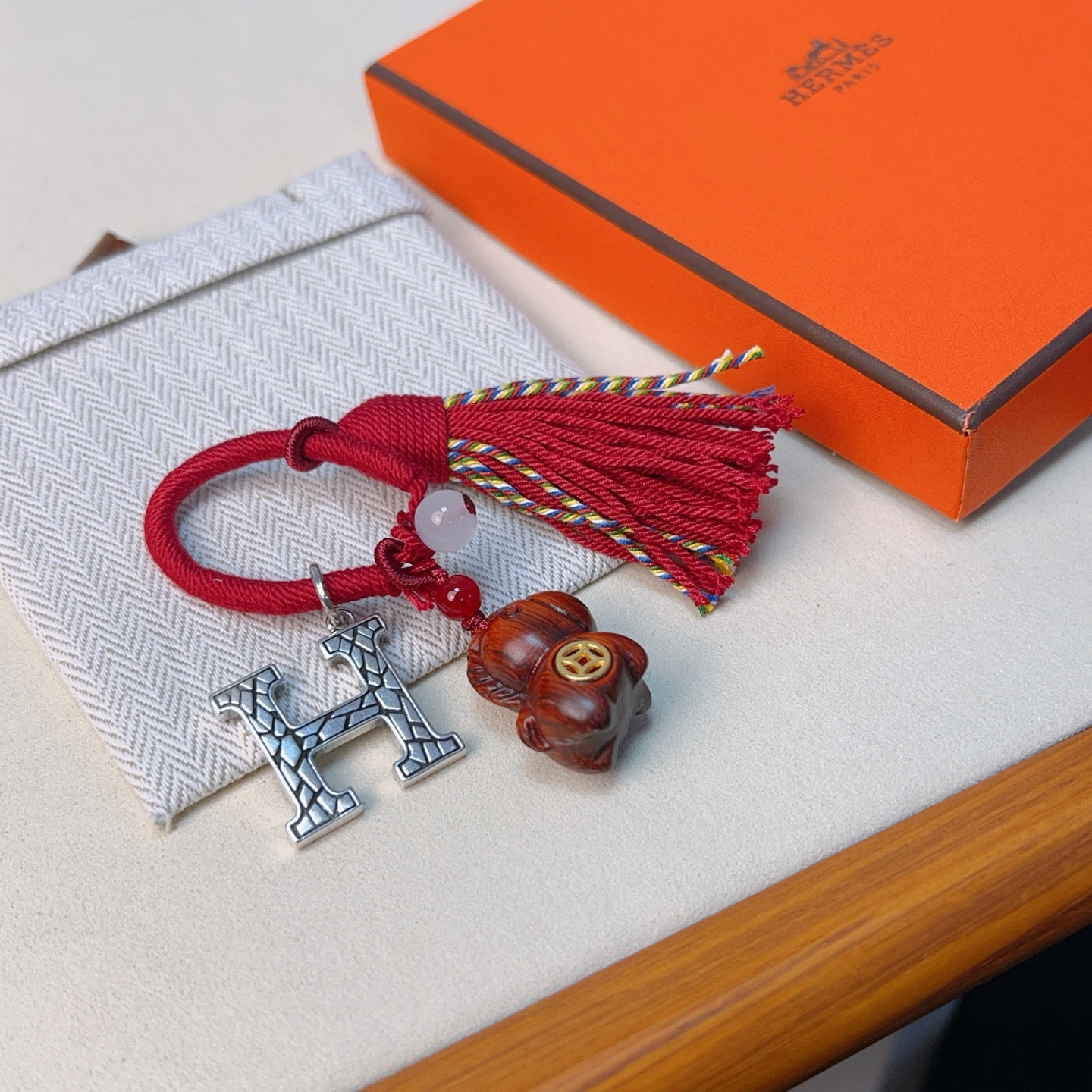 NO:688138,Batch. New product in the Year of the Horse, new Hermes keychain keychain, thickened version, platinum version. High-end Seiko version [color][color] Many Internet celebrities have the same style. Hermes pendant keychain is a test of the master's craftsmanship. It is not easy to ensure that every detail is in place [color][color] High-end customization. Same style for men and women. Hermès is popular. 1:1 super fine star. The same K gold texture, crafted with high-end precision craftsmanship.  The car keychain is really awesome, fine jewelry, hermes, hermes, keychain19860909批.马年新品新款Hermes爱马仕钥匙扣钥匙扣加厚版 铂金版.高级精工版[色][色]众多网红同款 爱马仕挂饰钥匙扣太考验师傅的手艺了 要确保每个细节都到位不简单[色][色] 高端定制 男女同款 爱马仕火爆 1:1超精赞明星 同款 k金质感,精工高端工艺打造出炉. 车钥匙扣上真的赞爆,饰品精品,hermes,hermes,keychain,Jewelry