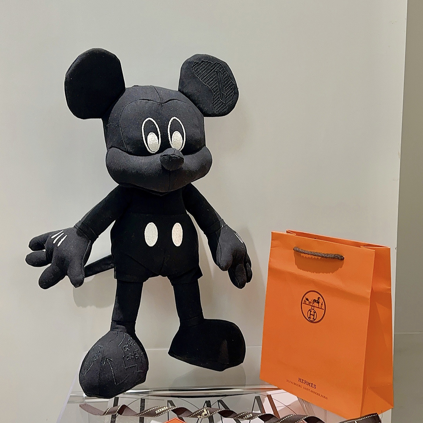 NO:688144,Batch. Hot model is coming. Hermès official website debuts new Mickey dolls for exclusive high-quality sale. New products for export to France are released. A Mickey doll from Hermès. Purely hand-made. The texture and fullness are all in place. Not many in stock, and the hands are slow. Super cute. Looking forward to my Mickey. Put it in the car and put it at home. Full of high-end feeling. 45cm size, original Hermès label, boutique jewelry, hermes19860909批. 爆款来袭 爱马仕官网首发新品米奇玩偶独家高品质发售 出口法国订单新品发布 ,爱马仕的一款米奇公仔 纯手工制作工艺 质感 饱满度全部到位 现货不多,手慢无 超级可爱的 期待我的米奇.放车里放家里高级感满满 45cm的尺寸,原单爱马仕标签,饰品精品,hermes,Jewelry