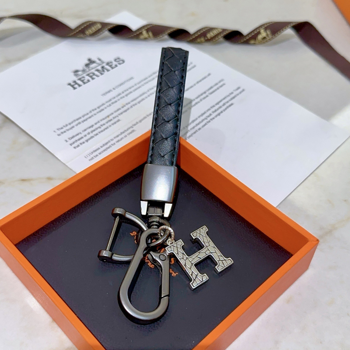NO:688152,Batch. New Hermes Hermes keychain keychain thickened version Platinum version. High-end Seiko version [color][color] Many Internet celebrities have the same style. Hermes pendant keychain is a test of the master's craftsmanship. It is not easy to ensure that every detail is in place [color][color] High-end customization. Same style for men and women. Hermès is popular. 1:1 super refined like stars. The same K gold texture, crafted with high-end precision craftsmanship.  The car keychain is really awesome, fine jewelry, hermes, hermes, keychain19860909批.新款Hermes爱马仕钥匙扣钥匙扣加厚版 铂金版.高级精工版[色][色]众多网红同款 爱马仕挂饰钥匙扣太考验师傅的手艺了 要确保每个细节都到位不简单[色][色] 高端定制 男女同款 爱马仕火爆 1:1超精赞明星 同款 k金质感,精工高端工艺打造出炉. 车钥匙扣上真的赞爆,饰品精品,hermes,hermes,keychain,Jewelry