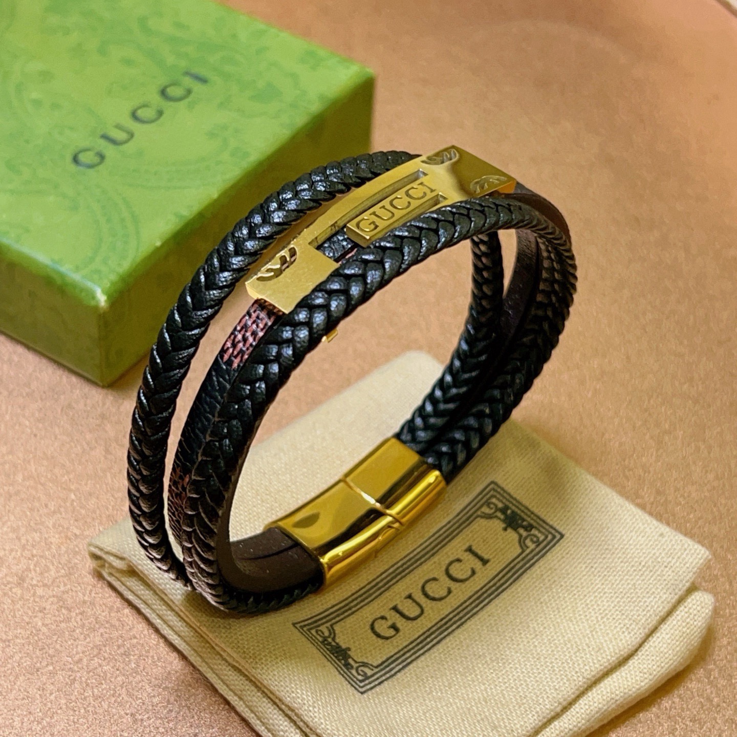 NO:688133,Batch new products for sale Gucci bracelets latest model pure handmade first-layer cowhide material with higher grade. Stars have the same Anger Forest series double G classic series retro silver bracelet bracelets. Details are distressed and not available in the market. This model has been sold in Gucci. It is a best-selling model in Gucci. It goes well with trendy clothes, fine jewelry, gucci, bracelet, cowhide.19860909批 新品发售 古驰手绳手环最新款纯手工头层牛皮材质档次更高明星同款Anger Forest系列双G经典款系列复古银手链手绳 细节对版做旧处理 非市面亮面版型 这款一直在出 古驰里面热卖款 非常好搭配潮流衣服,饰品精品,gucci,bracelet,cowhide,Jewelry