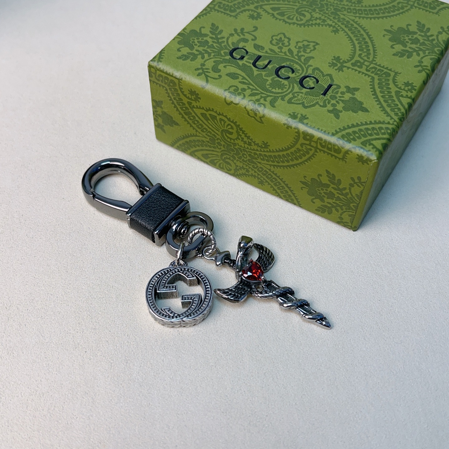 NO:688149,Batch of new product releases Gucci keychains Gucci bag buckles The latest bag charms are of higher quality Stars have the same style Anger Forest series Double G classic models co-branded design concept keychain series The details are distressed and not available in the market Glossy version This one has been out The best-selling model in Gucci Very good match with trendy backpacks, jewelry boutiques, gucci, backpacks, keychain19860909批新品发布 古驰钥匙扣 古驰包包扣 最新款包包挂饰档次更高明星同款Anger Forest系列双G经典款联名设计理念钥匙扣系列 细节对版做旧处理 非市面亮面版型 这款一直在出 古驰里面热卖款 非常好搭配潮流背包,饰品精品,gucci,backpacks,keychain,Jewelry