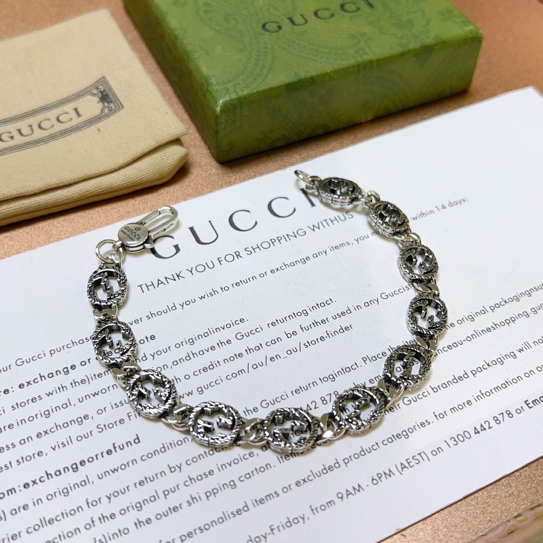 NO:705201,Batch. The latest Gucci bracelet is the latest classic model. It is exquisite regardless of style and texture. It is absolutely top-notch. You can understand the original logo at a glance. It is super nice. It is the best choice for matching clothes. It is a must-have artifact for men and women. Size 18.20.22.24 cm, fine jewelry, gucci, gucci, bracelet19860909批. 最新出炉 Gucci古驰手链最新款的经典款 精致无论款式 质感 都是绝对的顶尖feel 只要看一眼就懂了原版logo 超 nice 搭配衣服最佳的选择,男女同款必备神器 码数18.20.22.24厘米,饰品精品,gucci,gucci,bracelet,Jewelry