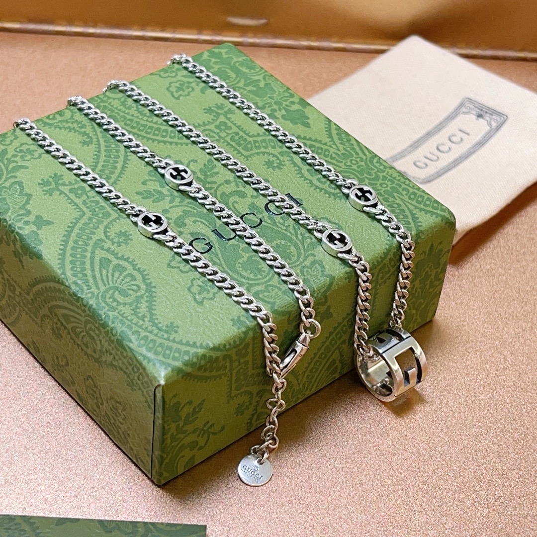NO:705210,Batch Gucci necklace 2026 latest chain with higher grade. Same style as Anger Forest series double G Gucci necklace for celebrities. Details are matched with silver processing. Non-market shiny version. This one has been out. It is the best-selling model in Gucci. It is very good to match with trendy clothes, fine jewelry, gucci, necklace.19860909批 古驰项链2026最新款链条档次更高明星同款Anger Forest系列双G古驰项链 细节对版银处理 非市面亮面版型 这款一直在出 古驰里面热卖款 非常好搭配潮流衣服,饰品精品,gucci,necklace,Jewelry